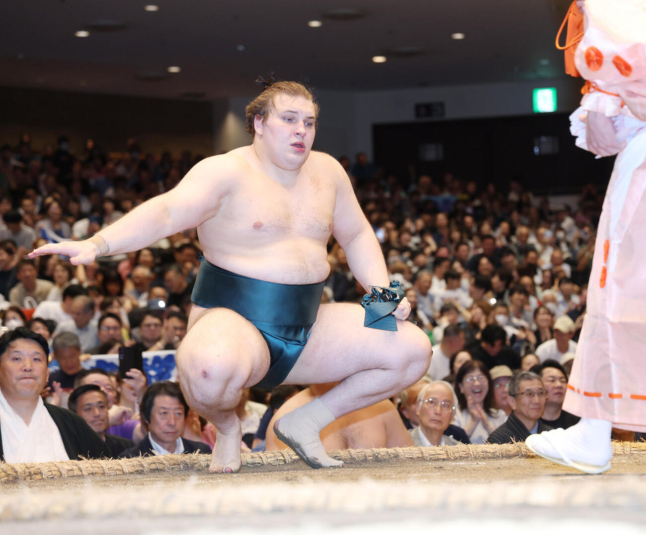 熱海富士を寄り切りで破り、勝ち名乗りを受ける安青錦（撮影・河田真司）