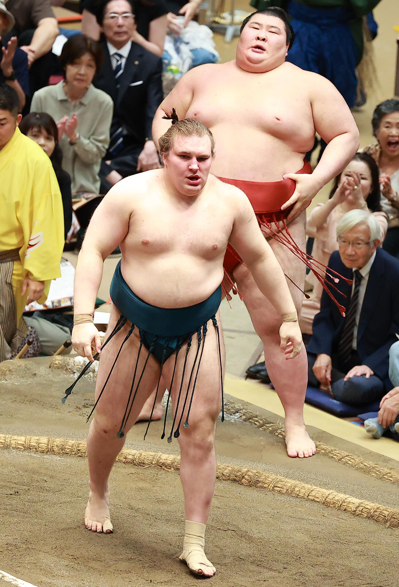 熱海富士（上）を寄り切りで破った安青錦（撮影・中島郁夫）