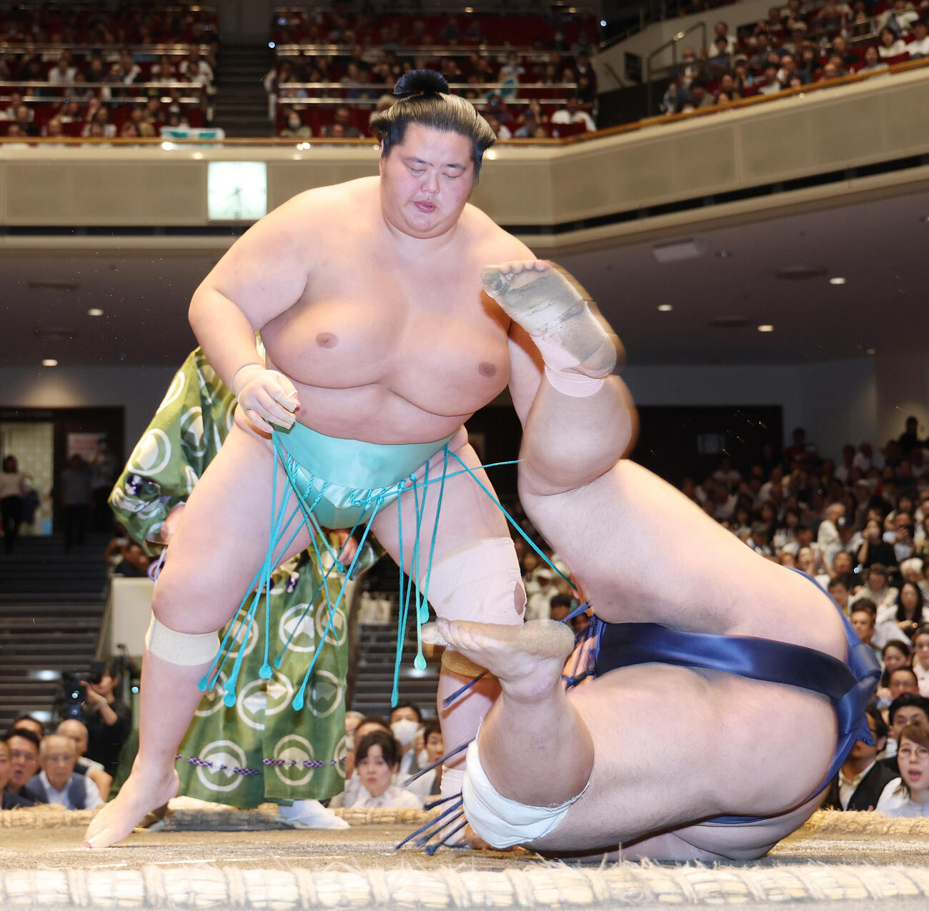 藤凌駕（手前）を肩透かしで破る琴桜（撮影・河田真司）