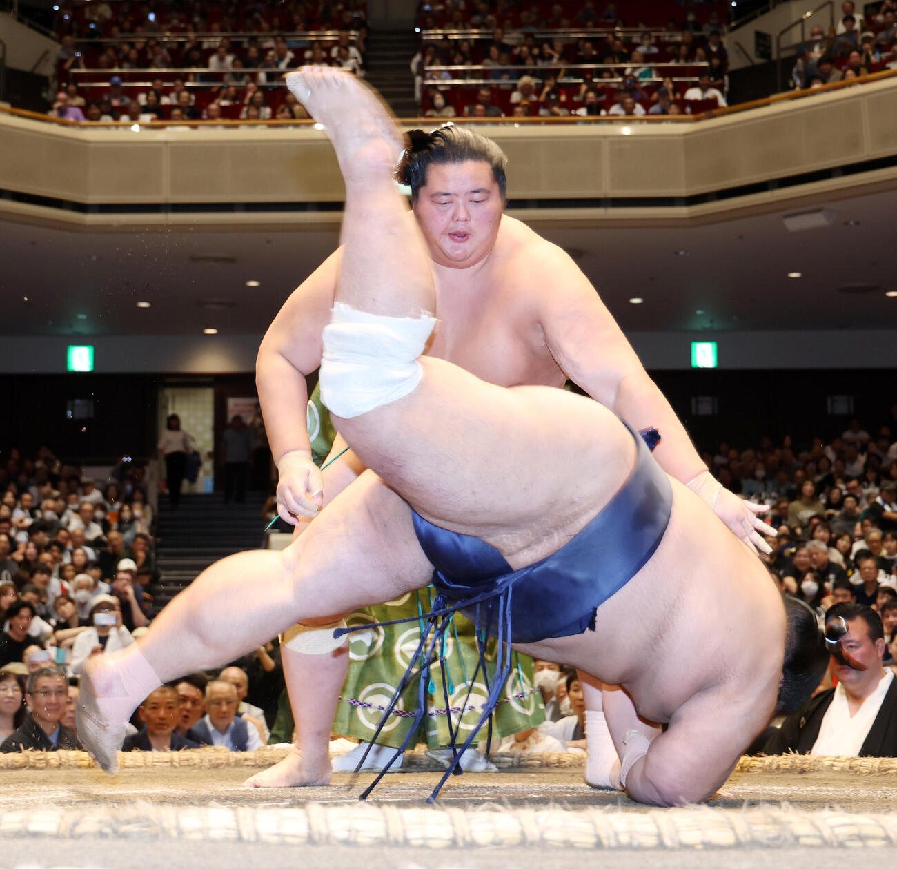 藤凌駕（手前）を肩透かしで破る琴桜（撮影・河田真司）