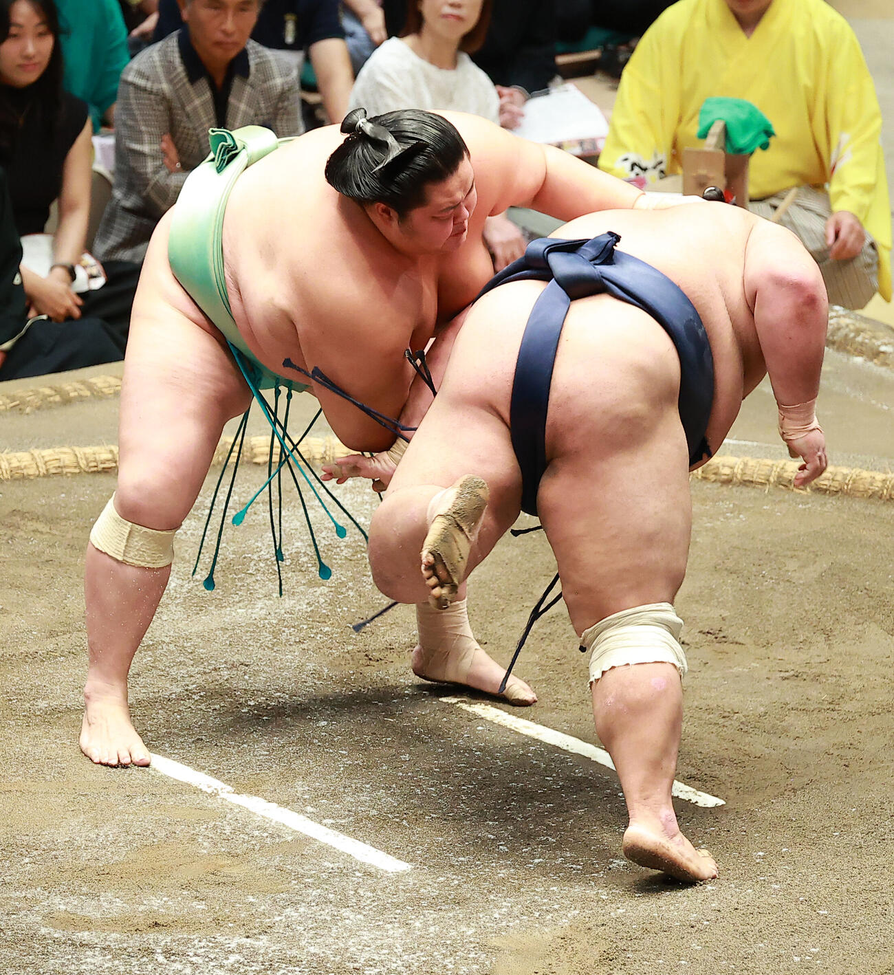 藤凌駕（右）を肩すかしで破る琴桜（撮影・中島郁夫）