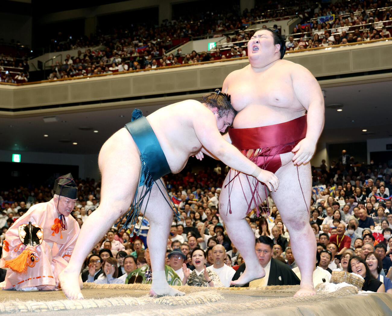 安青錦（左）は熱海富士を寄り切りで破る（撮影・河田真司）