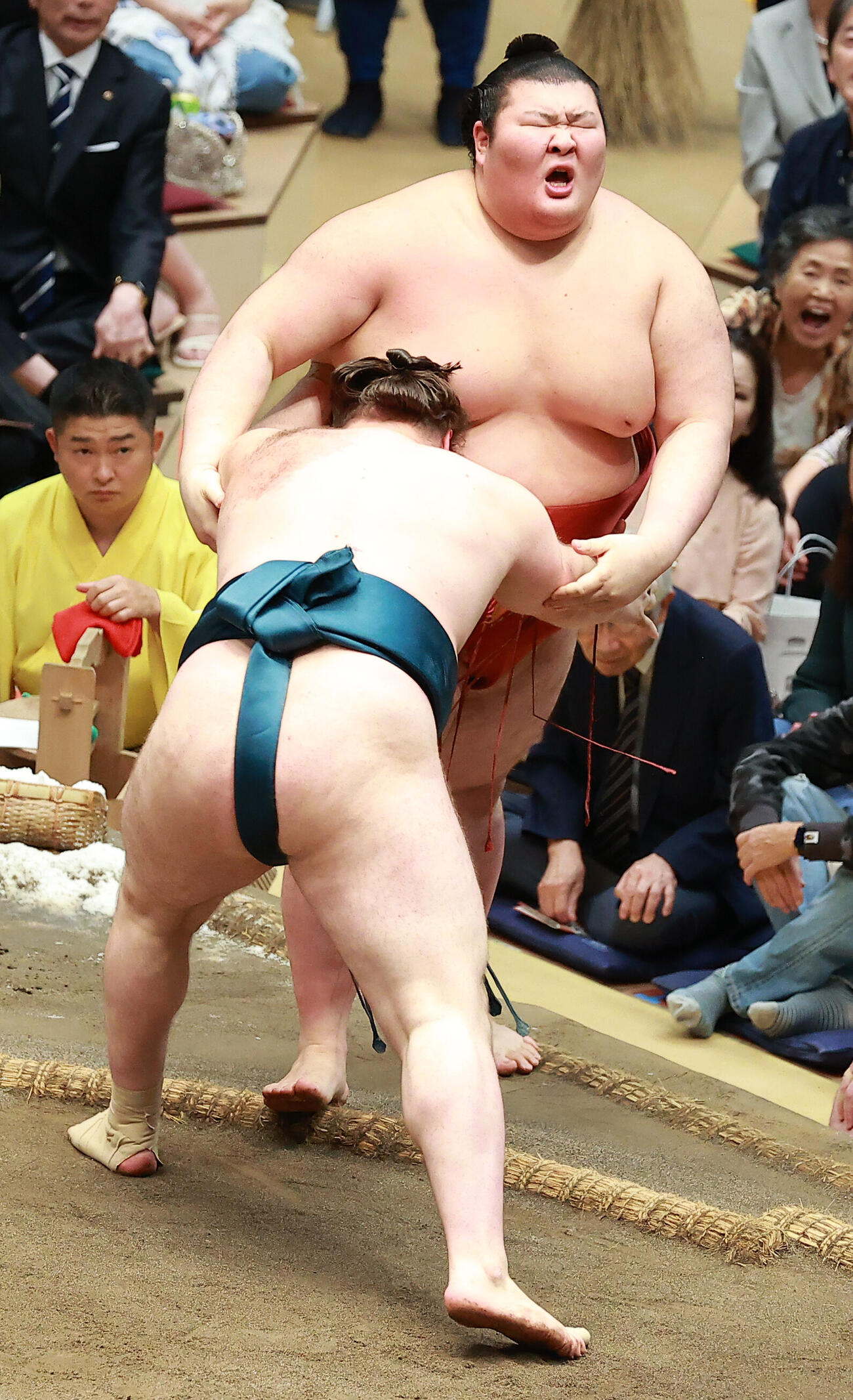 熱海富士（上）を寄り切りで破る安青錦（撮影・中島郁夫）