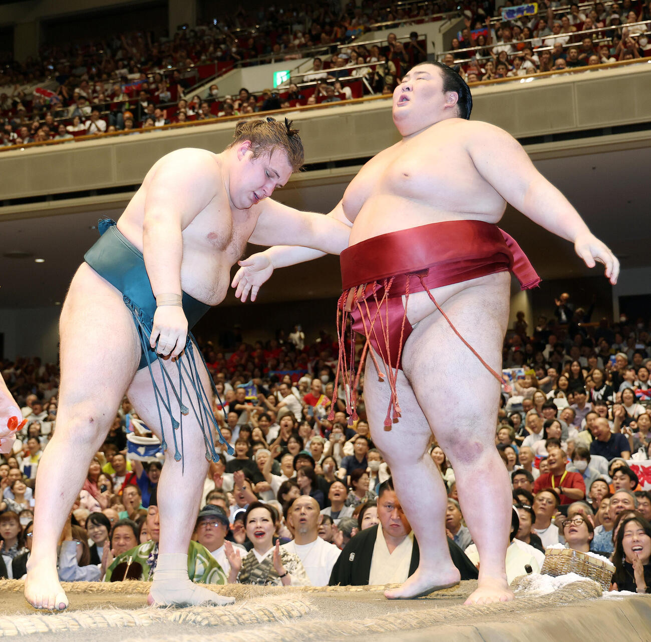 安青錦（左）は熱海富士を寄り切りで破る（撮影・河田真司）