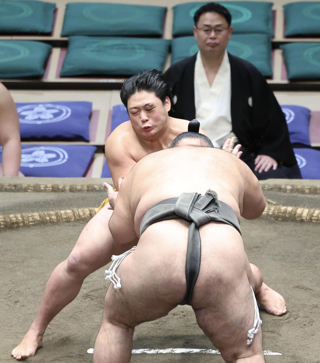 絢ノ富士（手前）と激しくぶつかり合う垣添。後方は雷親方（撮影・河田真司）