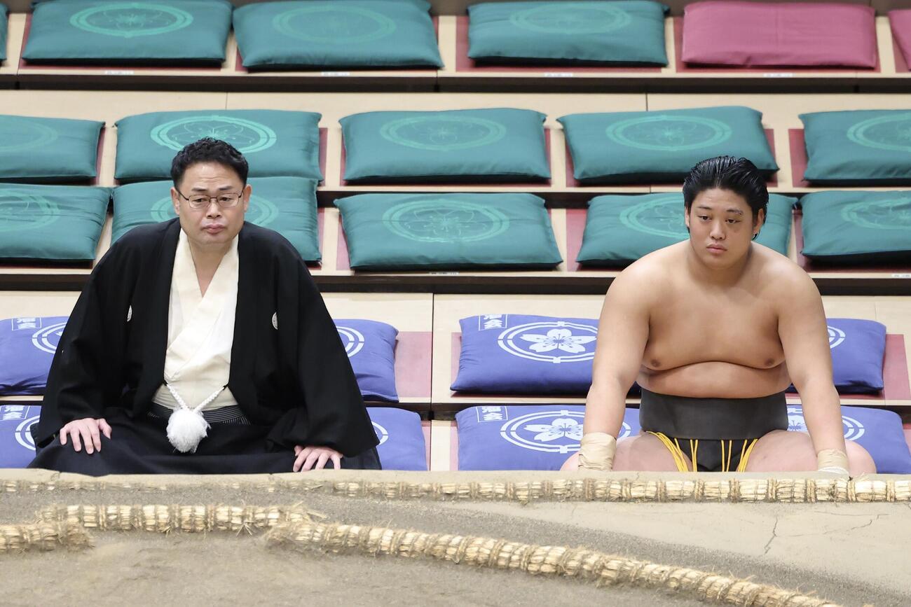 取組を待つ垣添（右）。左は雷親方（撮影・河田真司）