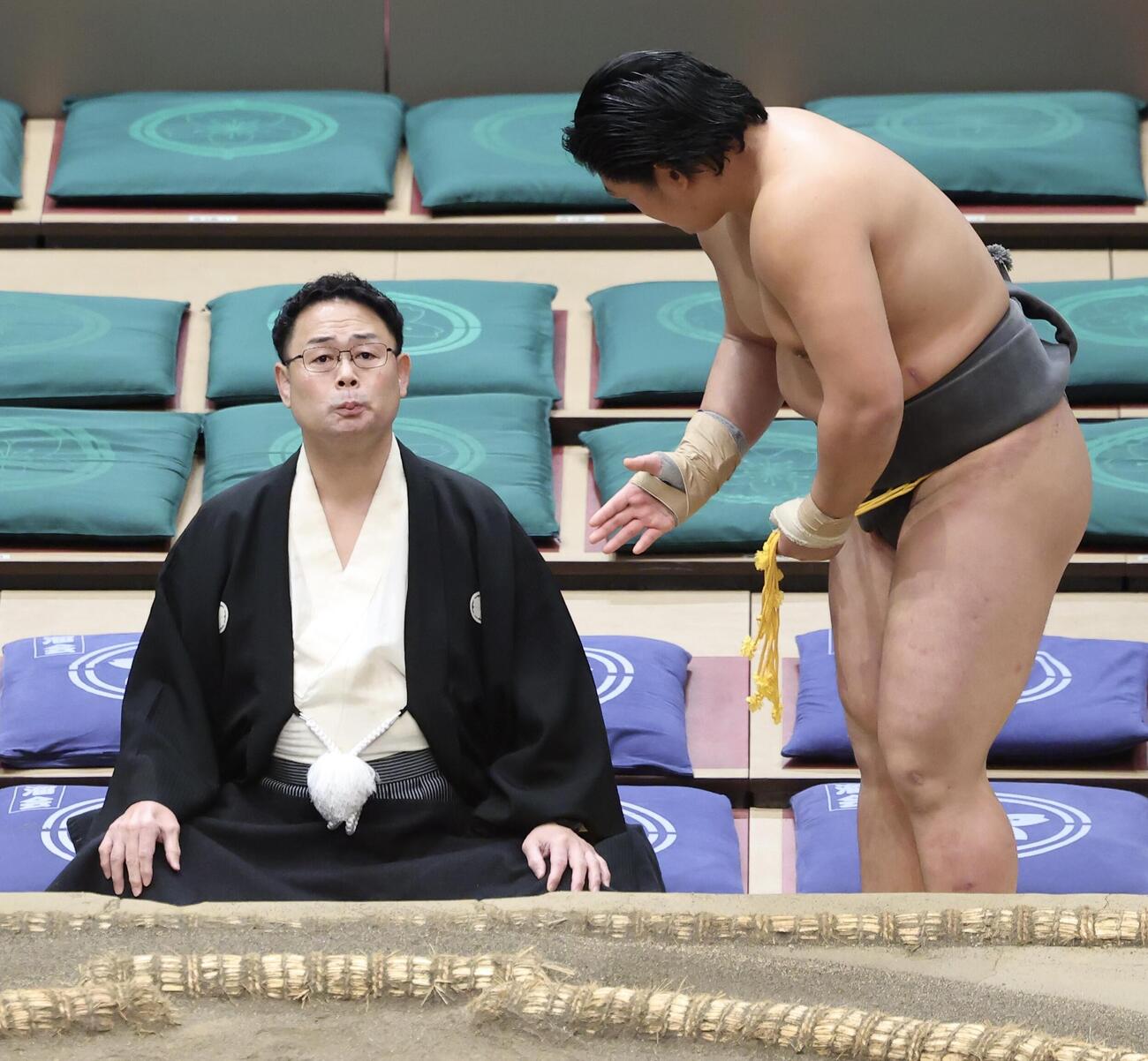 土俵に向かう垣添（右）。左は雷親方（撮影・河田真司）
