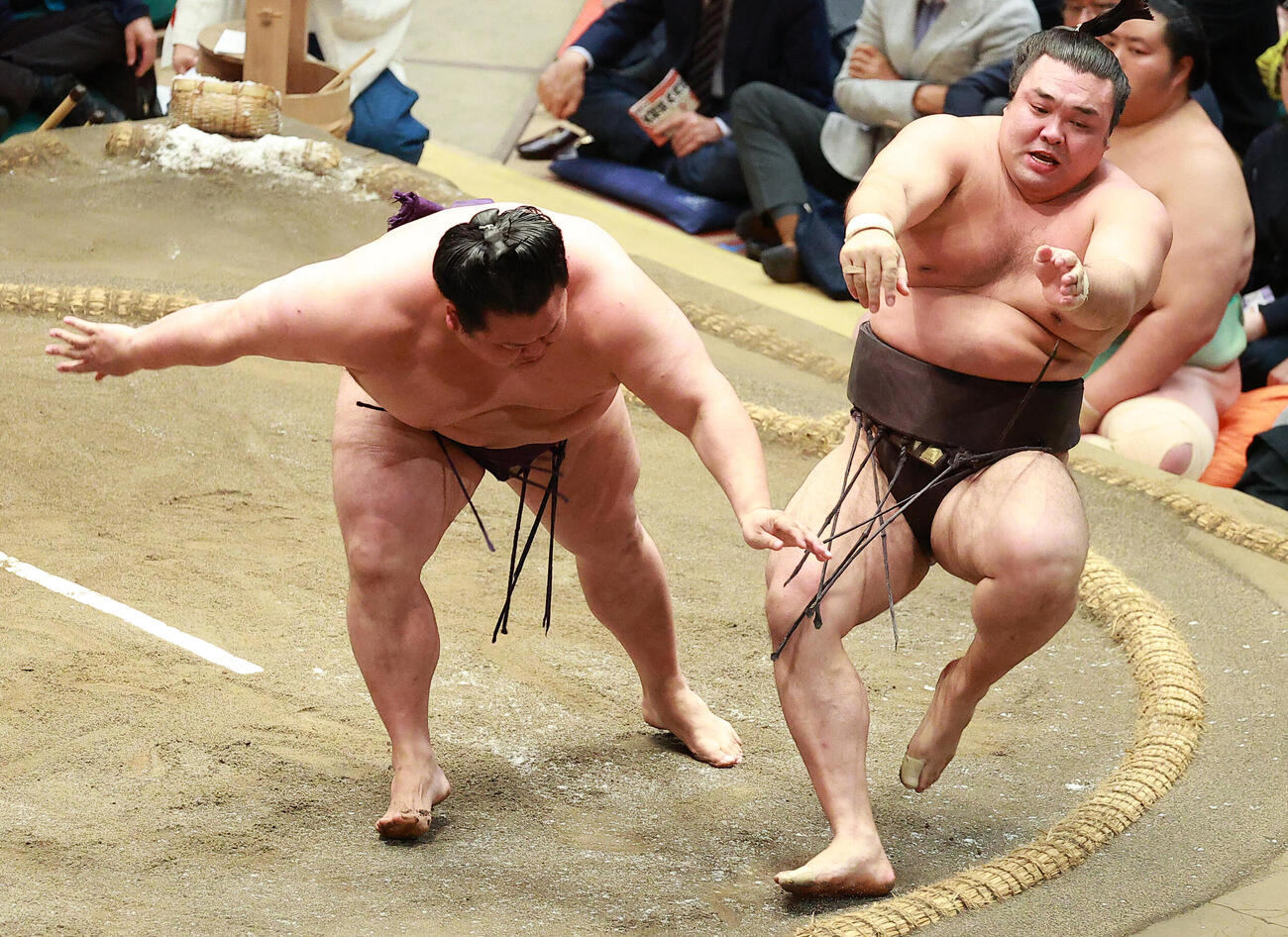 霧島（右）を押し倒しで破る美ノ海（撮影・中島郁夫）
