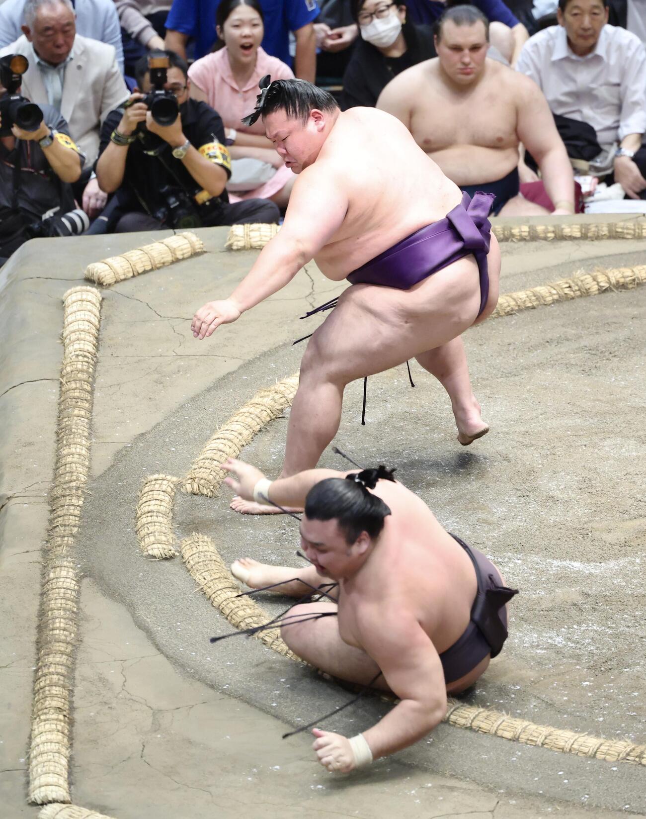 霧島（手前）を押し倒しで破る美ノ海（撮影・河田真司）