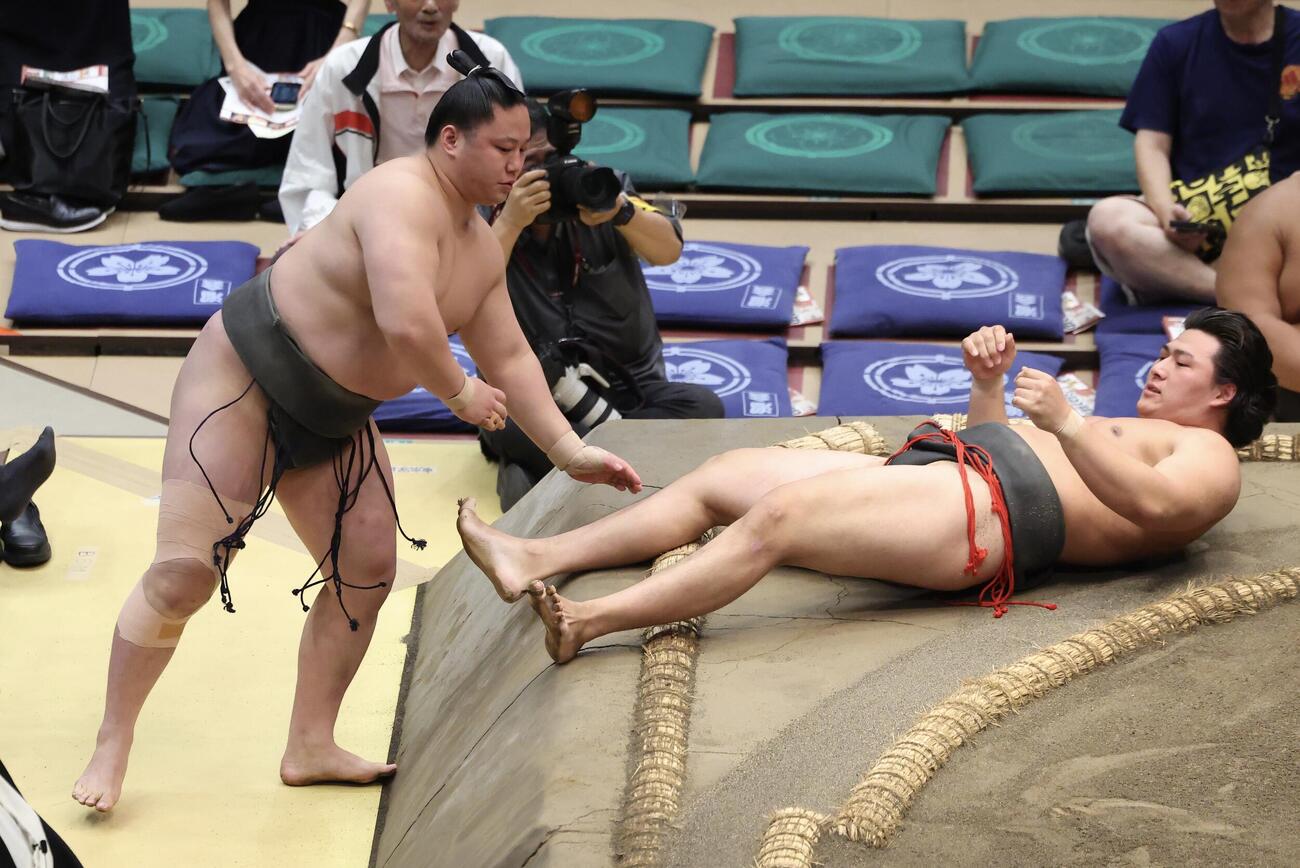 三田（左）に突き落としで敗れる大森（撮影・河田真司）