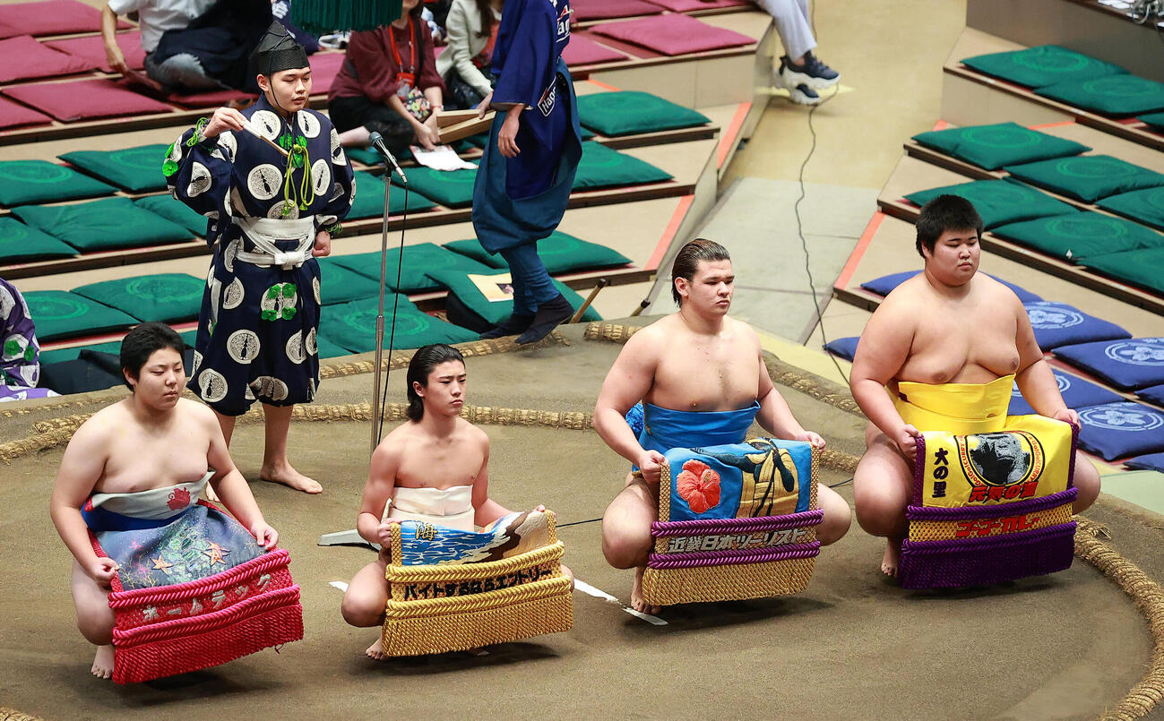 新序出世披露を行う力士たち（撮影・中島郁夫）