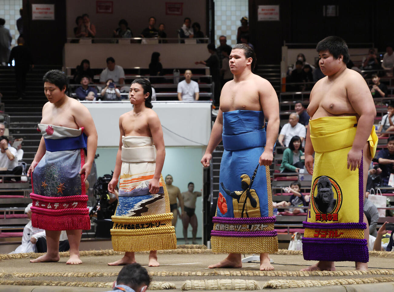 新序出世披露で土俵に上がる、左から一元、新道、砂武蔵、松の里（撮影・河田真司）