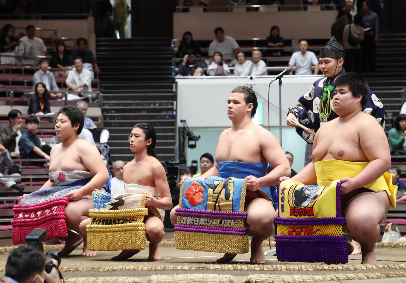 新序出世披露で土俵に上がる、左から一元、新道、砂武蔵、松の里（撮影・河田真司）