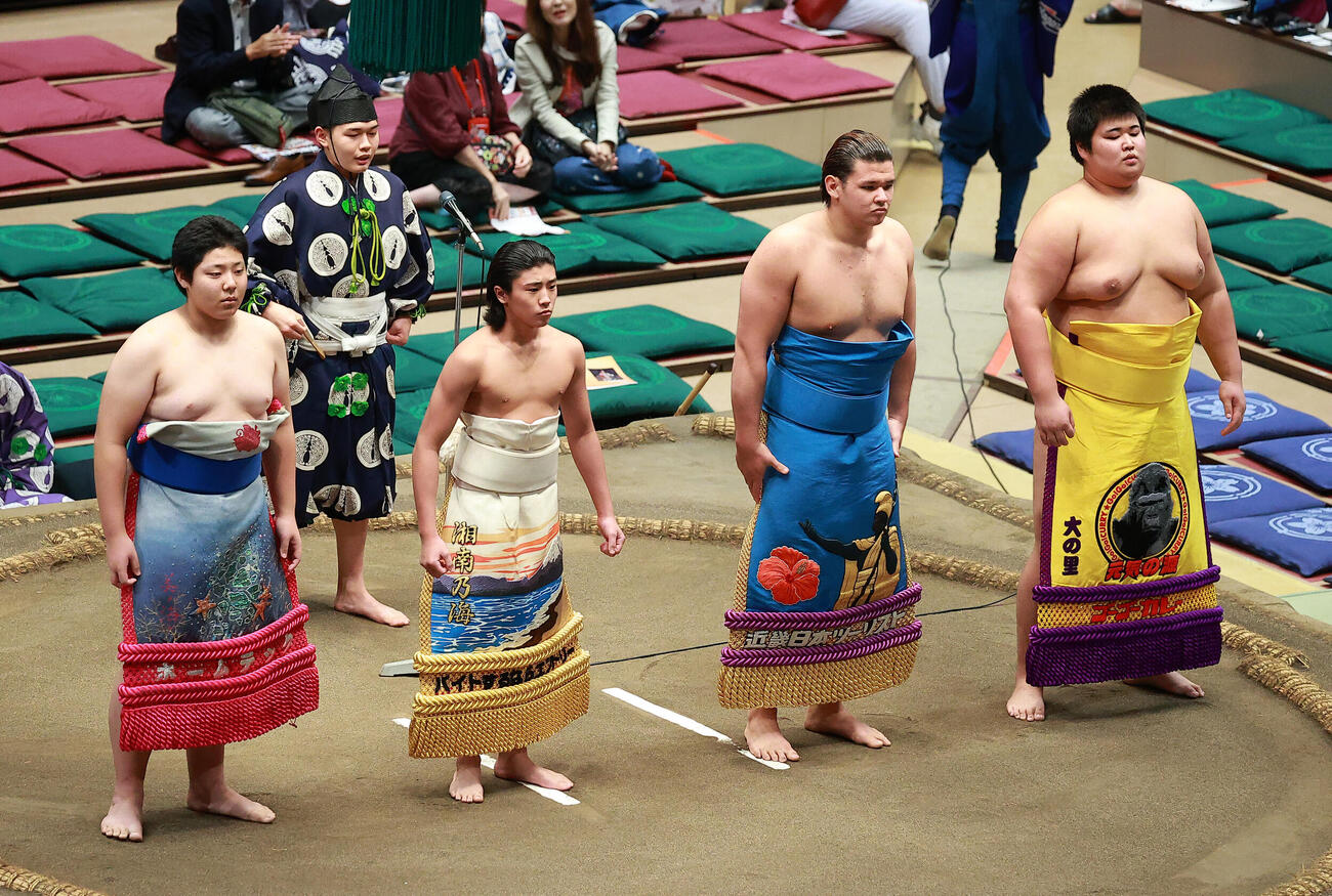 新序出世披露を行う力士たち（撮影・中島郁夫）