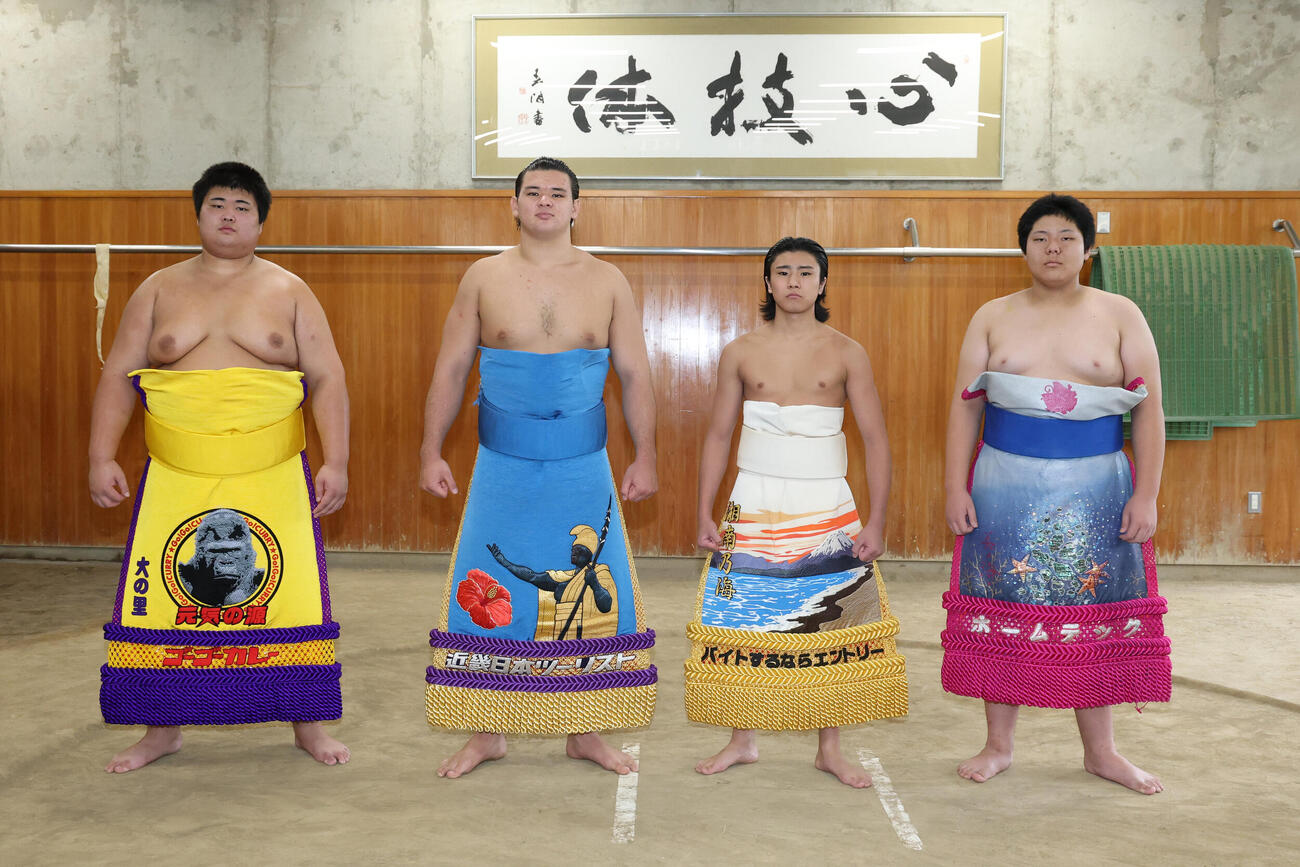 新序出世披露に臨む、左から松の里、砂武蔵、新道、一元
