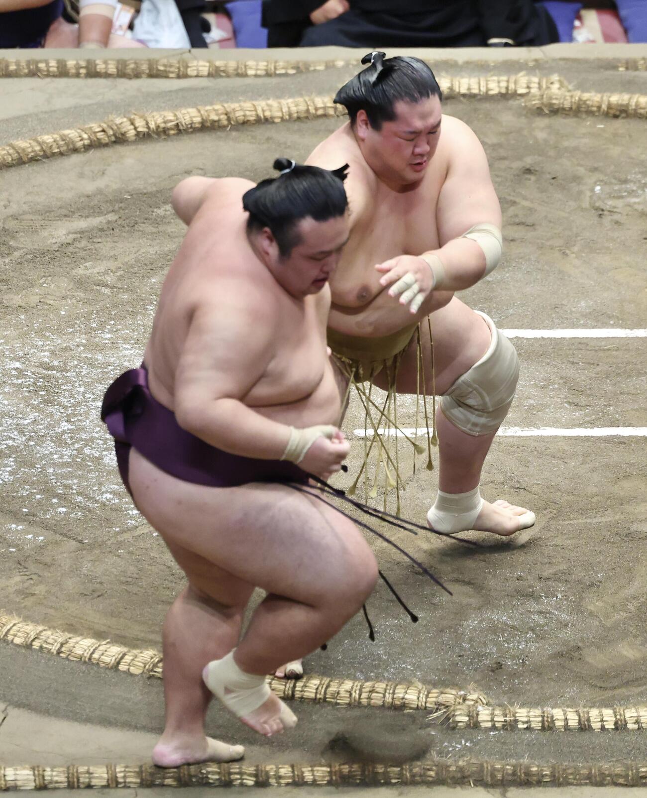 時不動（左）を押し出しで破る輝（撮影・河田真司）