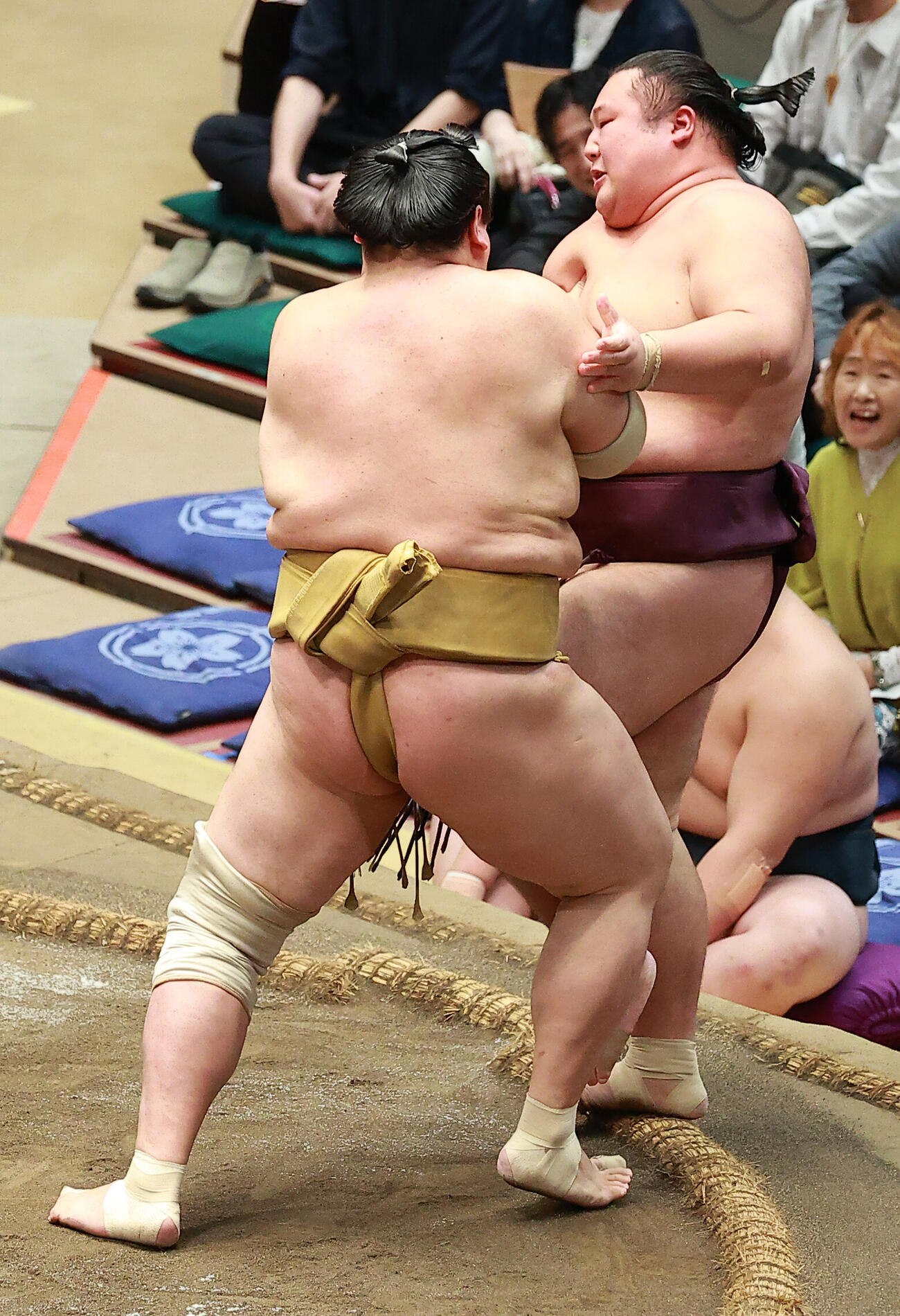 時不動（右）を押し出しで破る輝（撮影・中島郁夫）