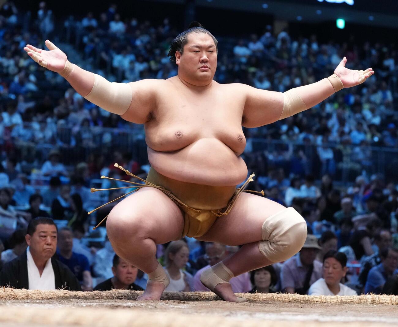 塵手水（ちりちょうず）を切る輝（26年7月撮影）　