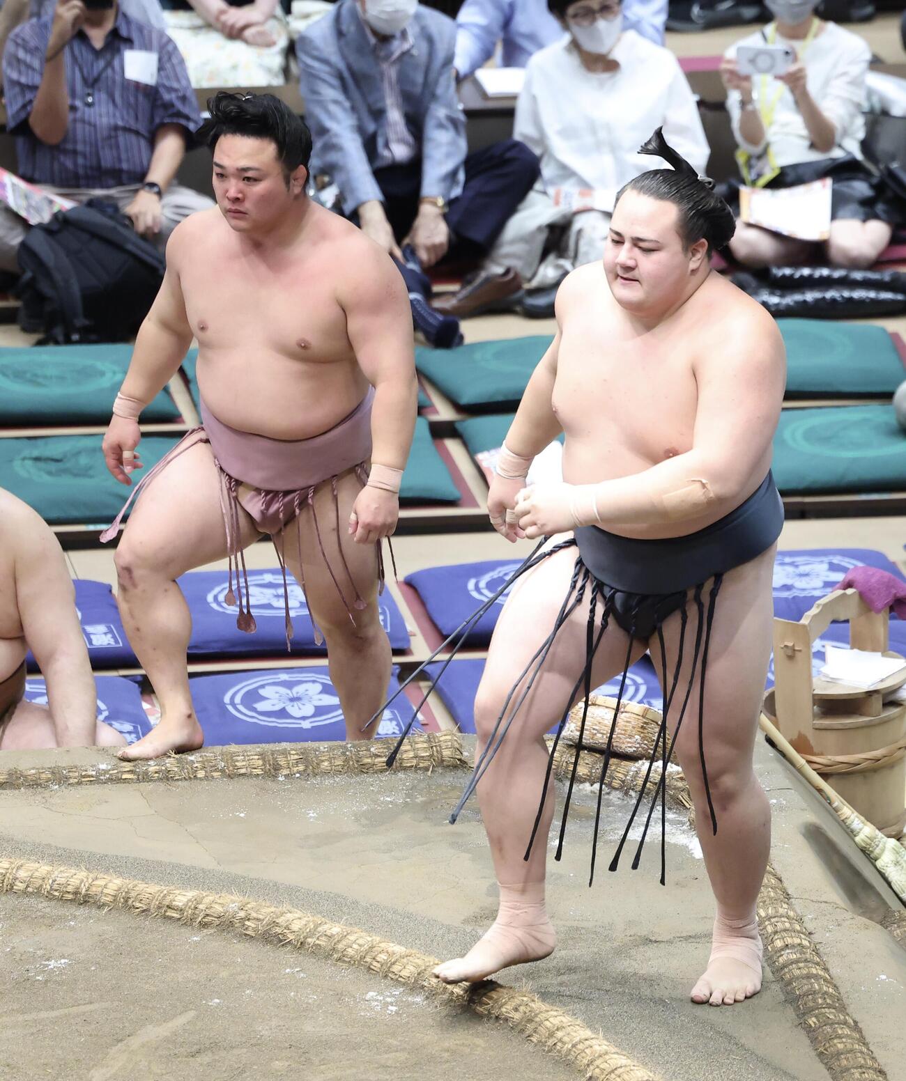 炎鵬（左）は丹治を寄り切りで破る（撮影・河田真司）