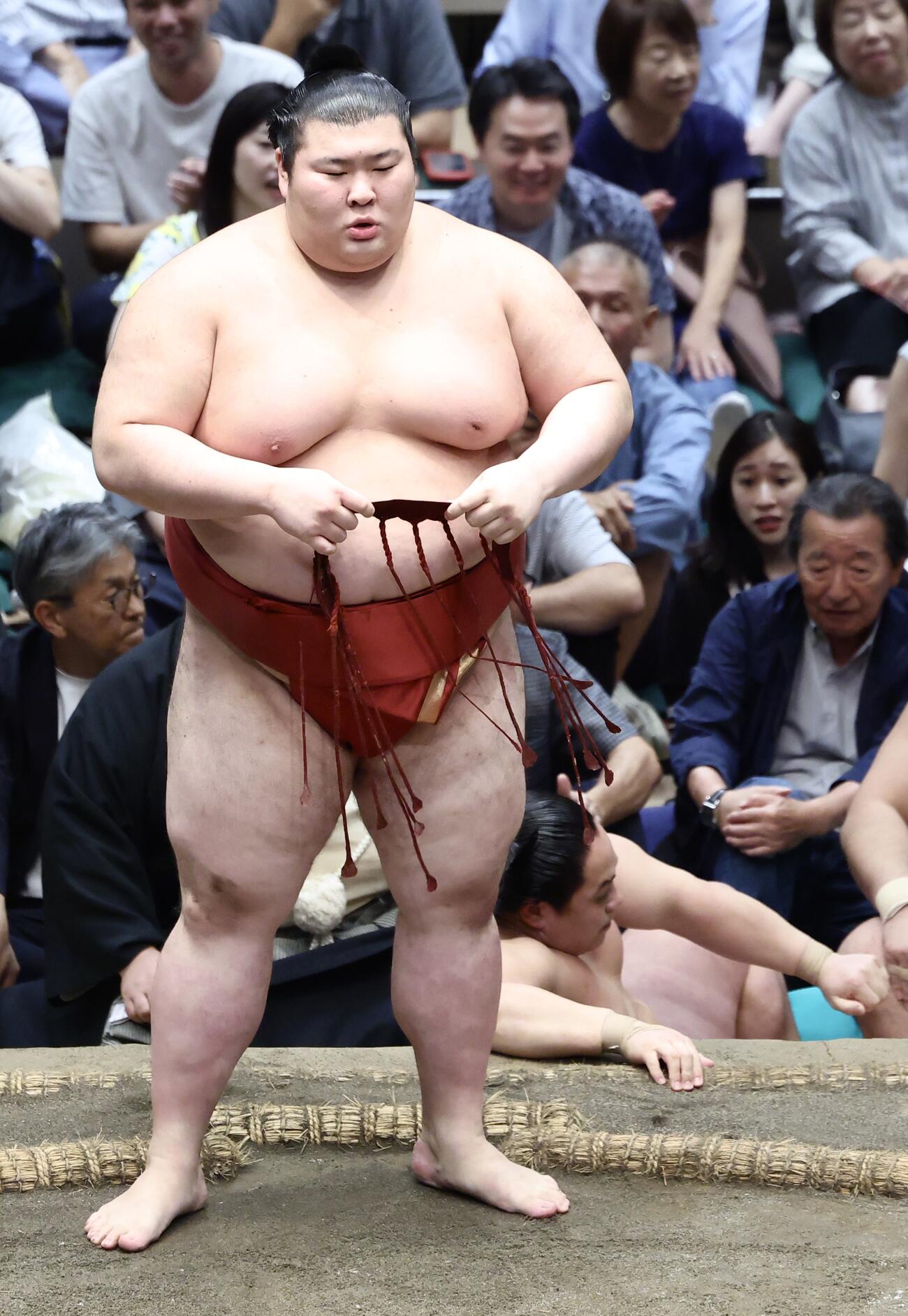 熱海富士（手前）は琴栄峰を突き落としで破る（撮影・河田真司）