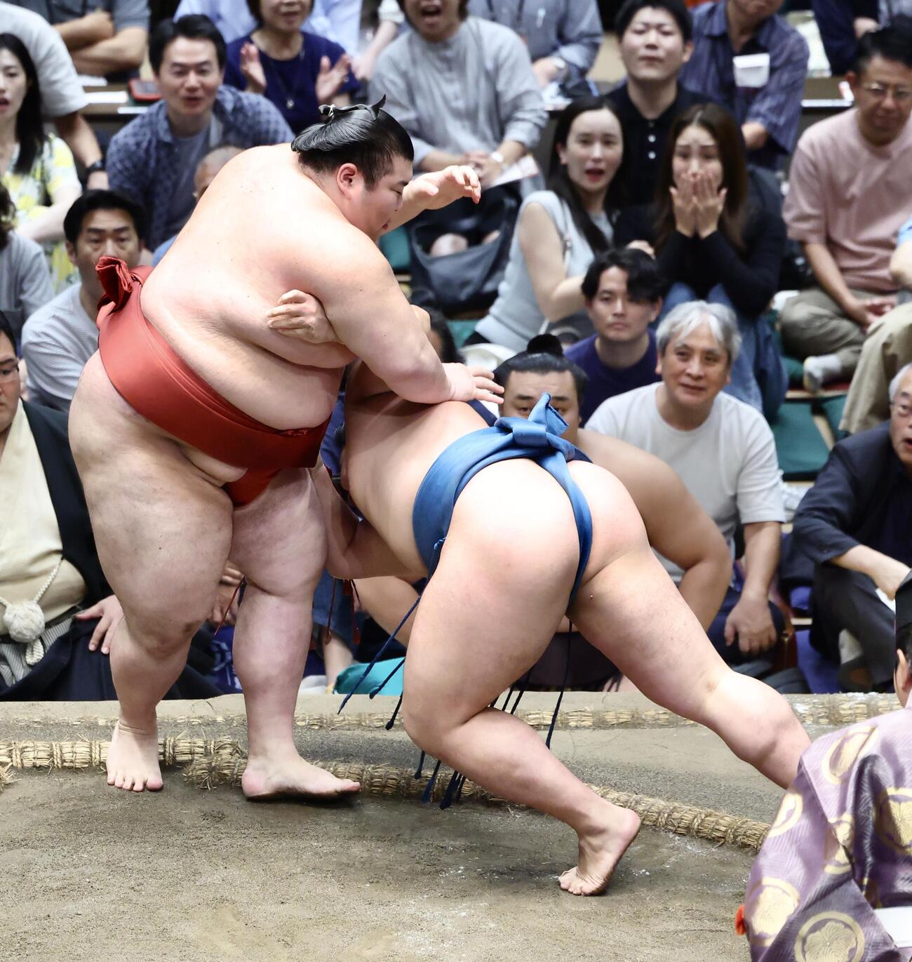 熱海富士（左）は琴栄峰を突き落としで破る（撮影・河田真司）