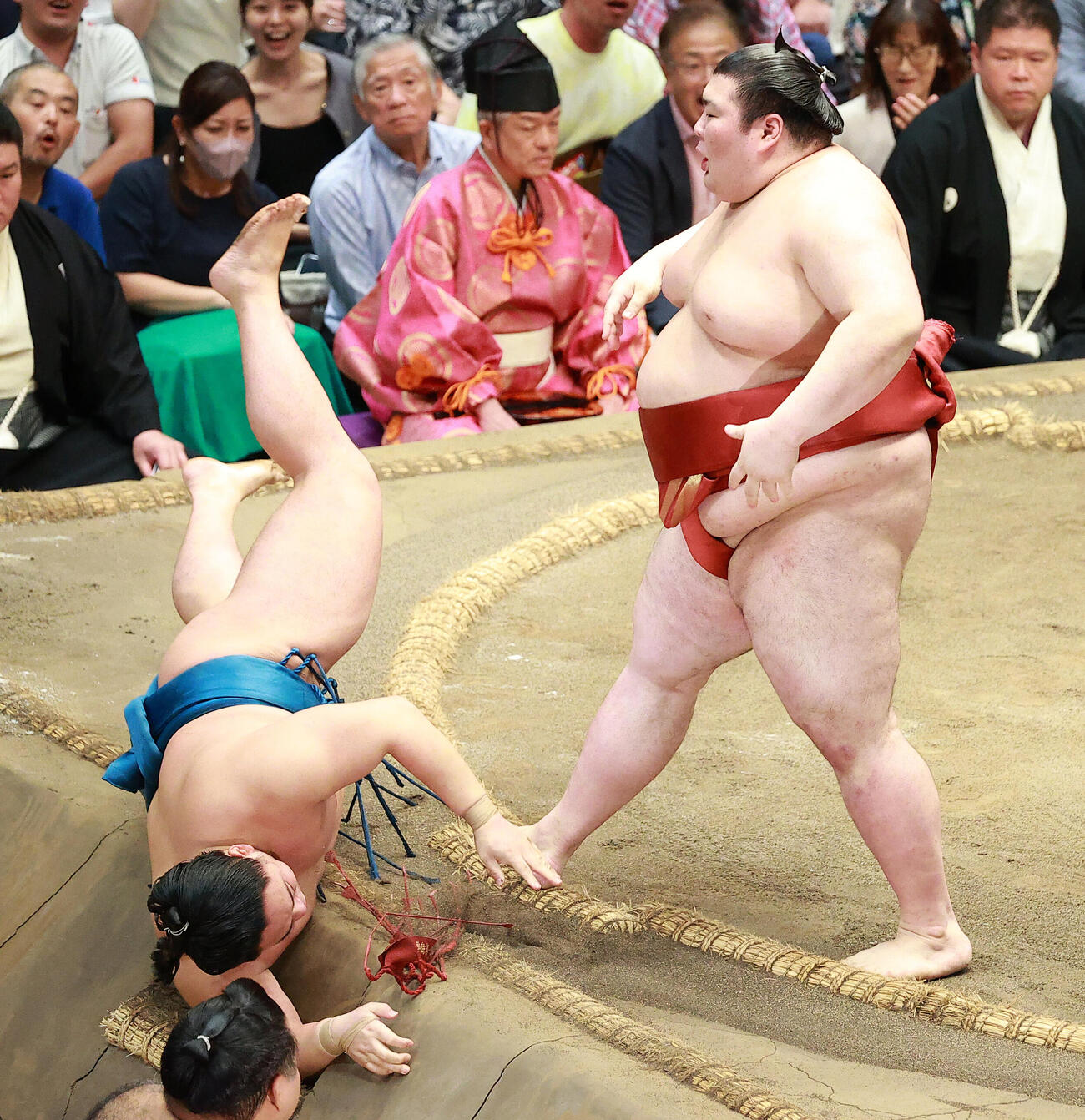 琴栄峰（左）を突き落としで破る熱海富士（撮影・中島郁夫）