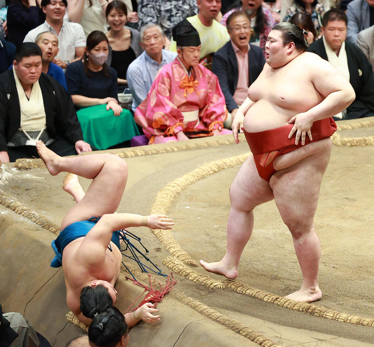 琴栄峰（左）を突き落としで破る熱海富士（撮影・中島郁夫）