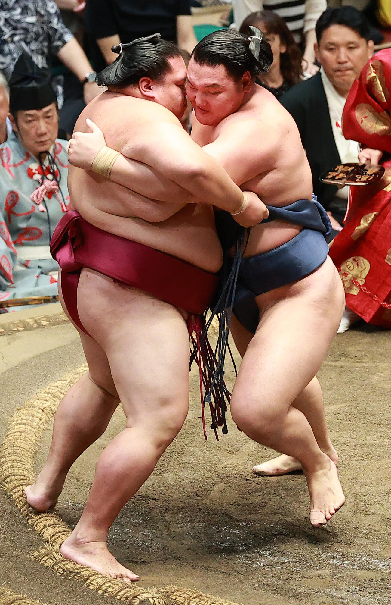 御嶽海（左）を追い詰める寿之富士（撮影・中島郁夫）