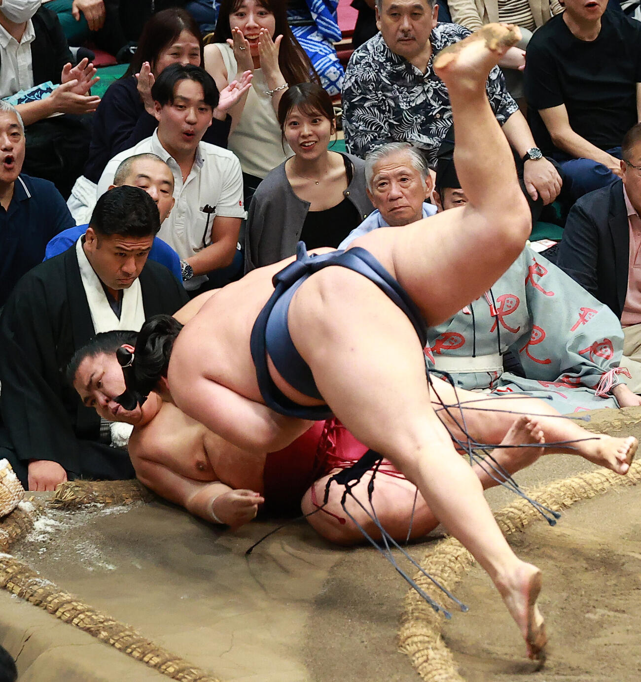 御嶽海（左）を寄り倒しで破る寿之富士（撮影・中島郁夫）
