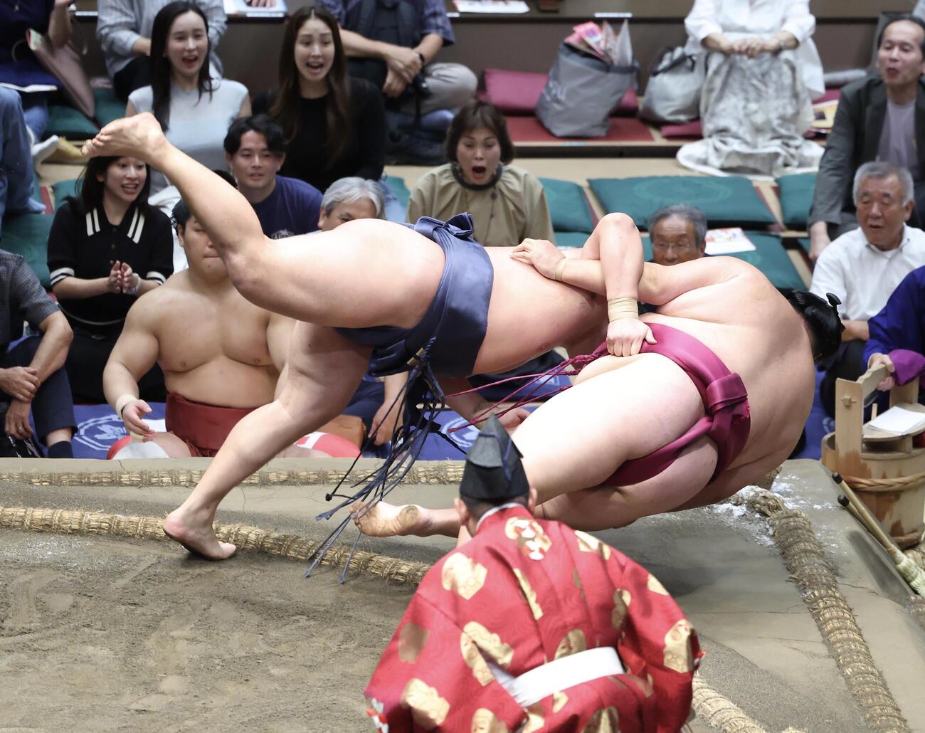寿之富士（左）は御嶽海を寄り倒しで破る（撮影・河田真司）