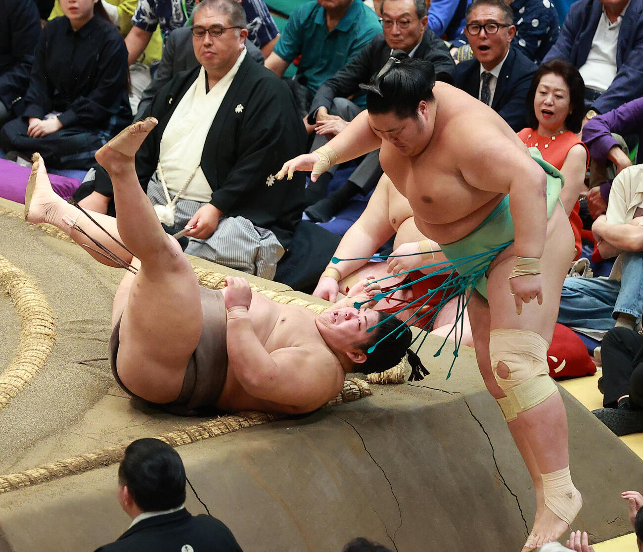 琴桜（右）を押し出しで破る伯乃富士（撮影・中島郁夫）
