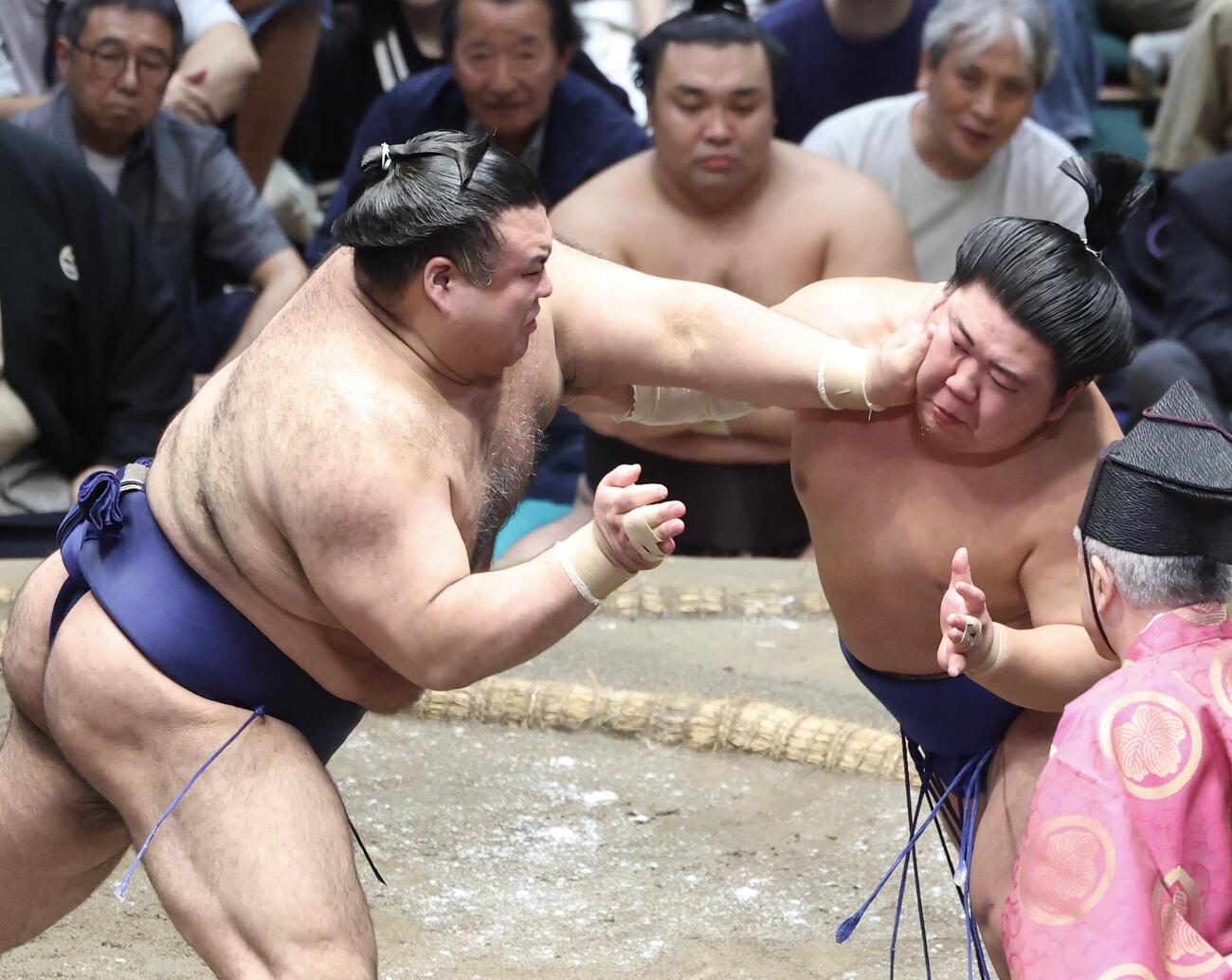 高安（左）の攻めに耐える藤ノ川（撮影・河田真司）