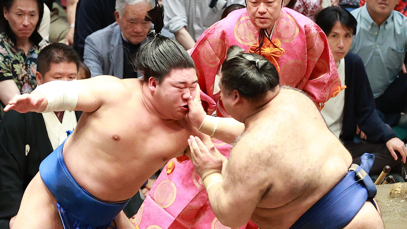 高安（右）の張り手を浴びる藤ノ川（撮影・中島郁夫）