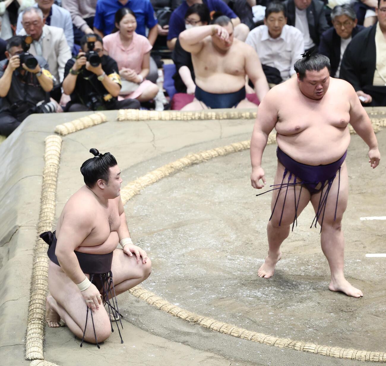 霧島（左）は美ノ海に押し倒しで敗れる（撮影・河田真司）