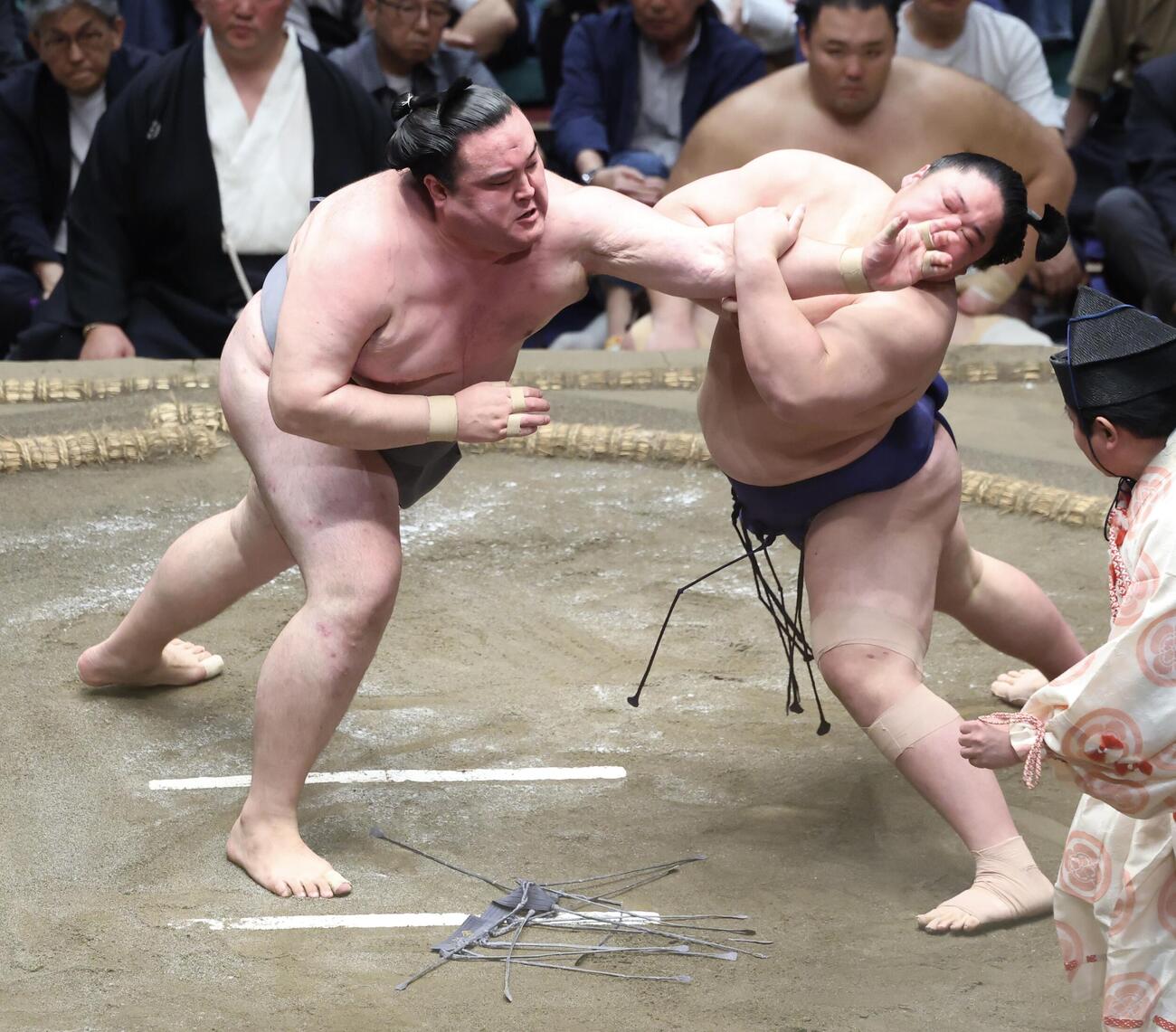 藤青雲（右）を攻める金峰山（撮影・河田真司）