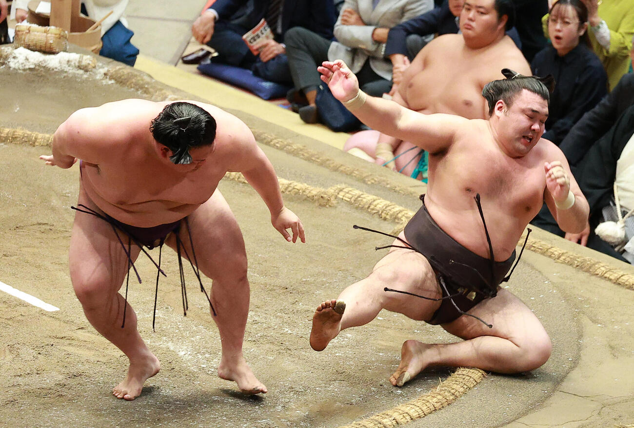 霧島（右）を押し倒しで破る美ノ海（撮影・中島郁夫）