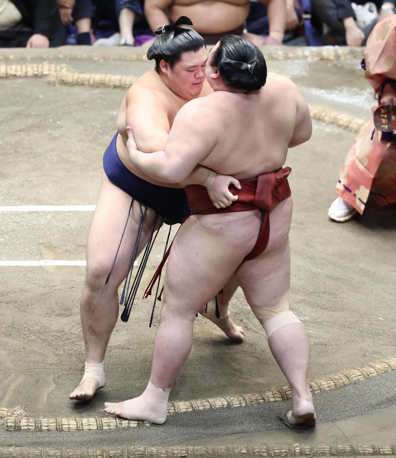 大の里（左）は隆の勝を寄り切りで破る（撮影・河田真司）