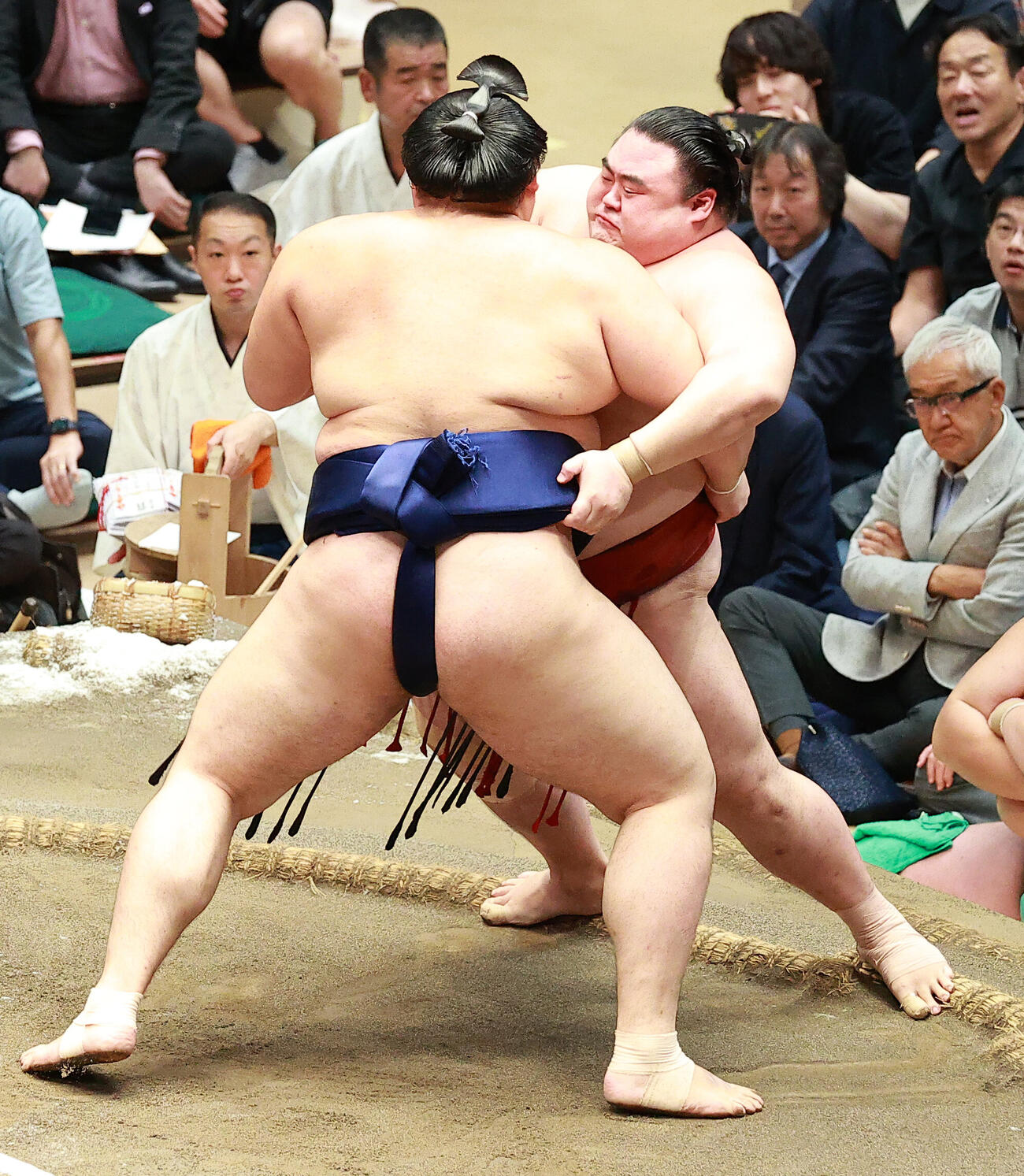 隆の勝（右）を寄り切りで破る大の里（撮影・中島郁夫）