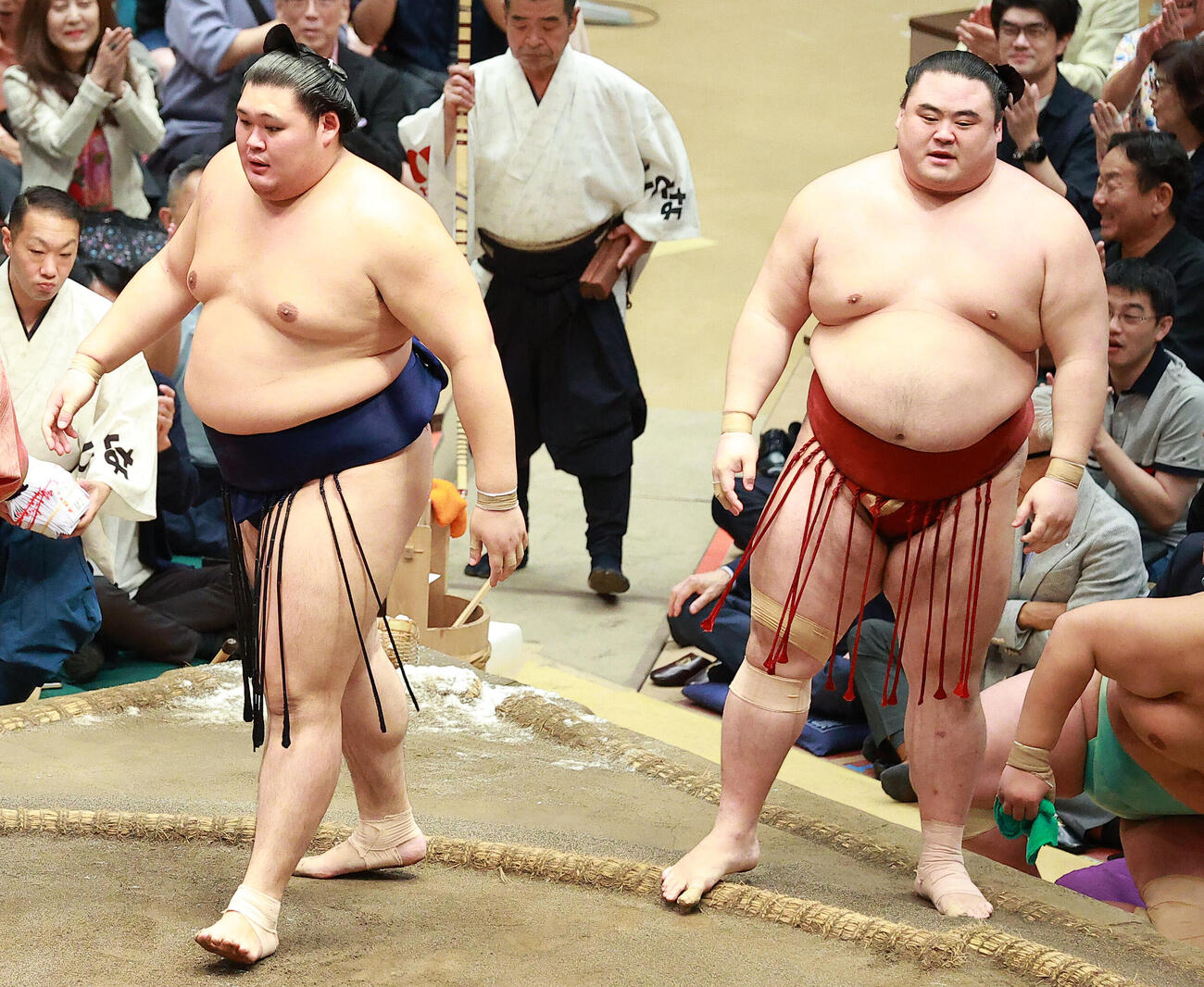 隆の勝（右）を寄り切りで破った大の里（撮影・中島郁夫）