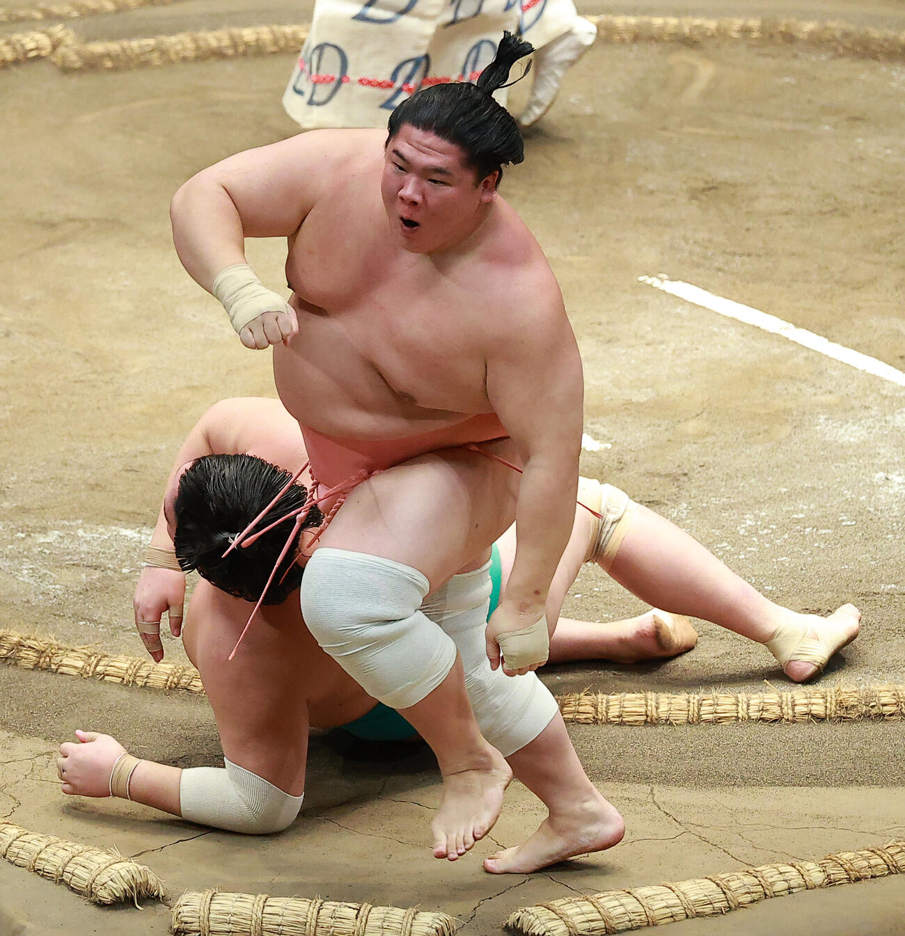 土俵際、一山本（左）をとったりで破る宇良（撮影・中島郁夫）
