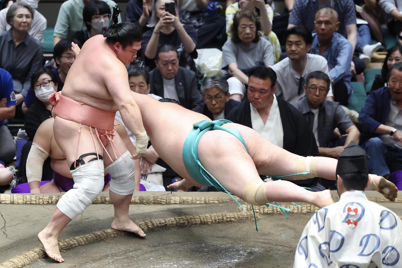 宇良（左）は一山本をとったりで破る（撮影・河田真司）