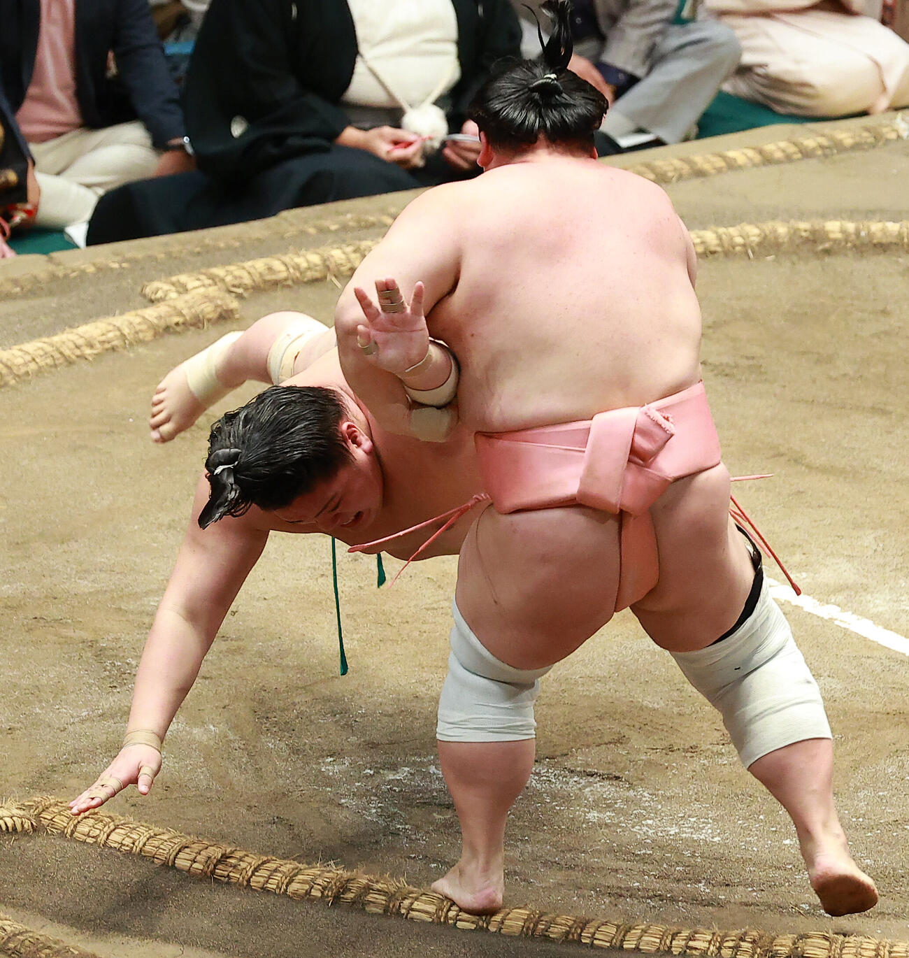 土俵際、一山本（左）をとったりで破る宇良（撮影・中島郁夫）