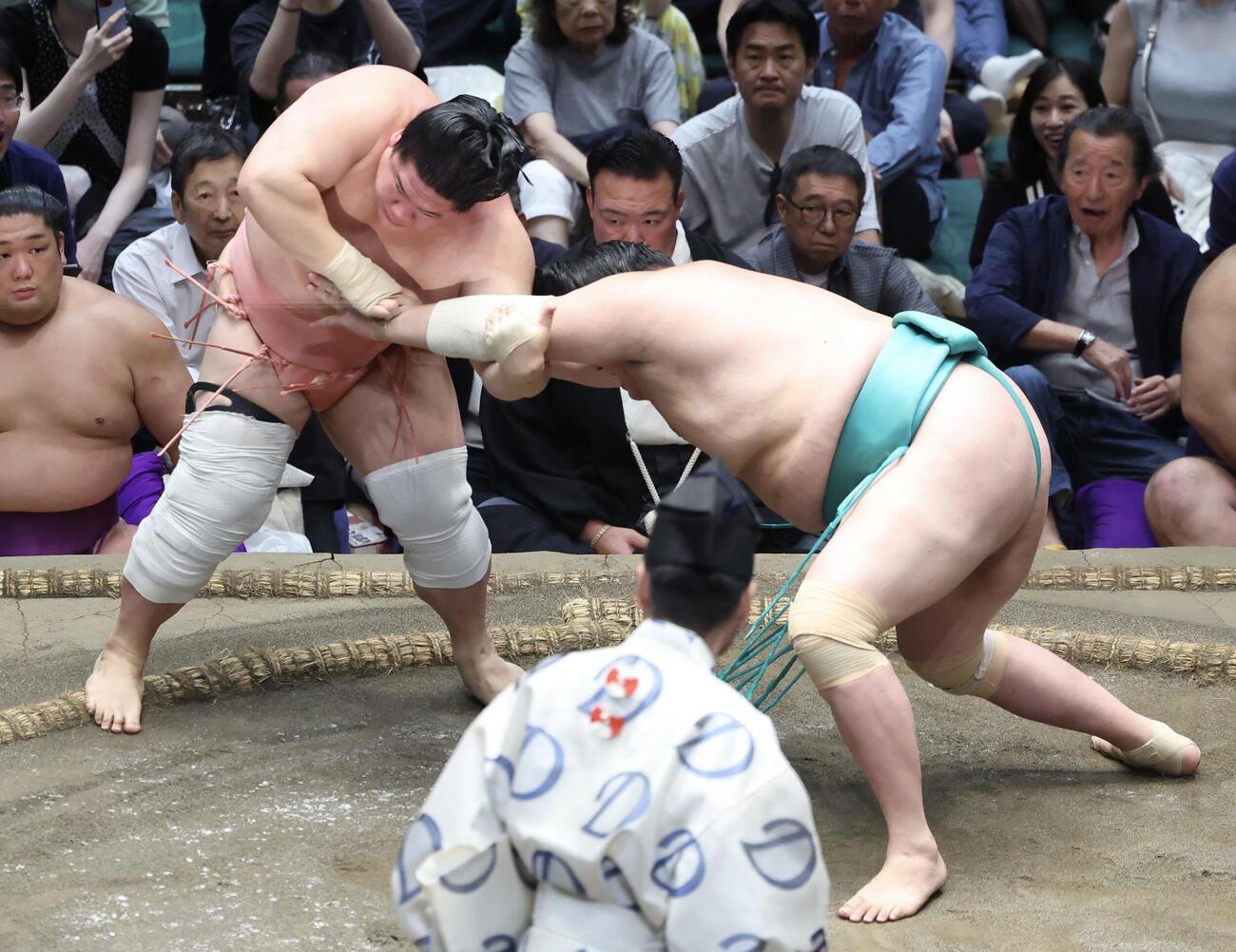 宇良（左）は一山本をとったりで破る（撮影・河田真司）