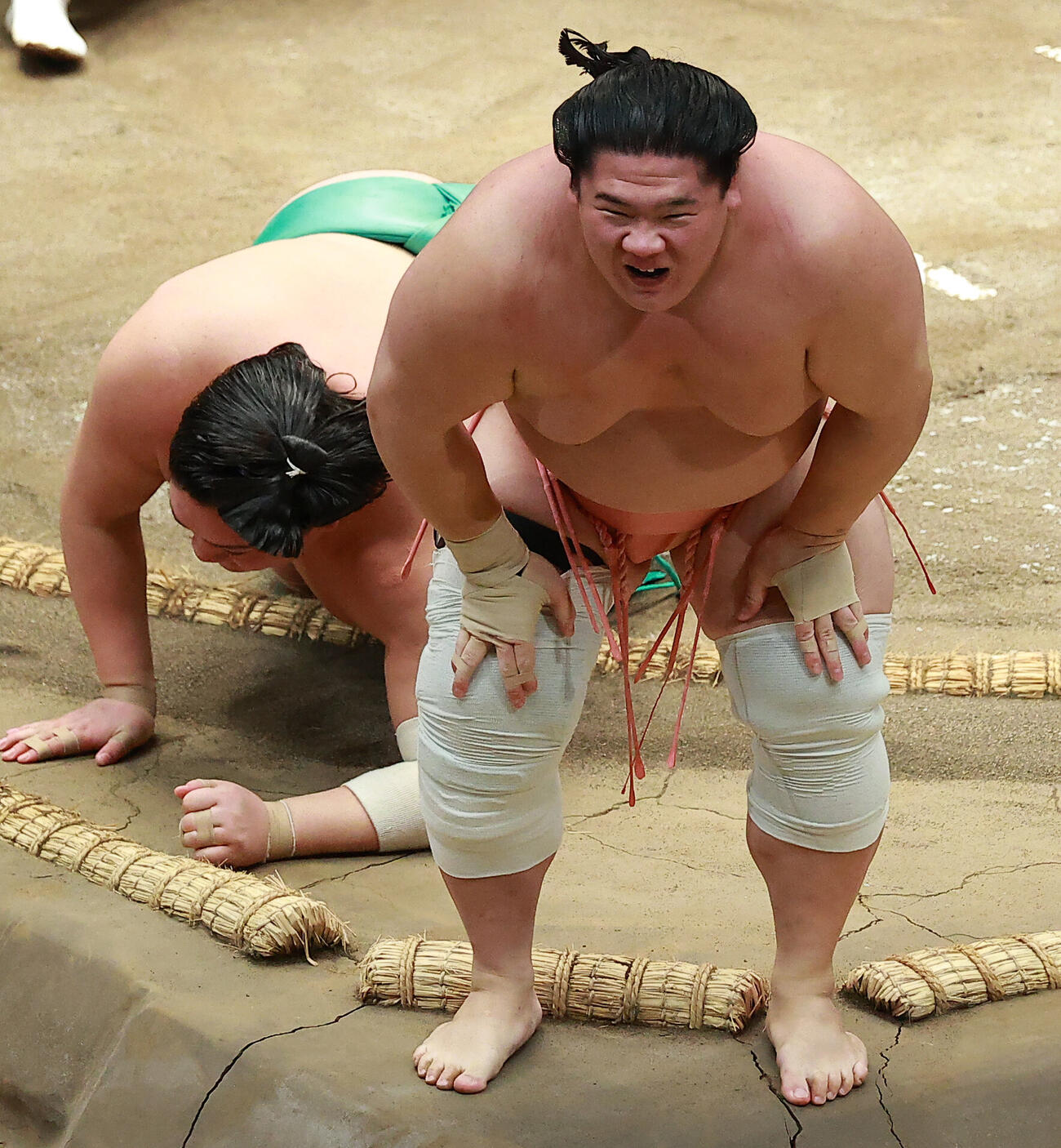 土俵際、一山本（左）をとったりで破る宇良（撮影・中島郁夫）