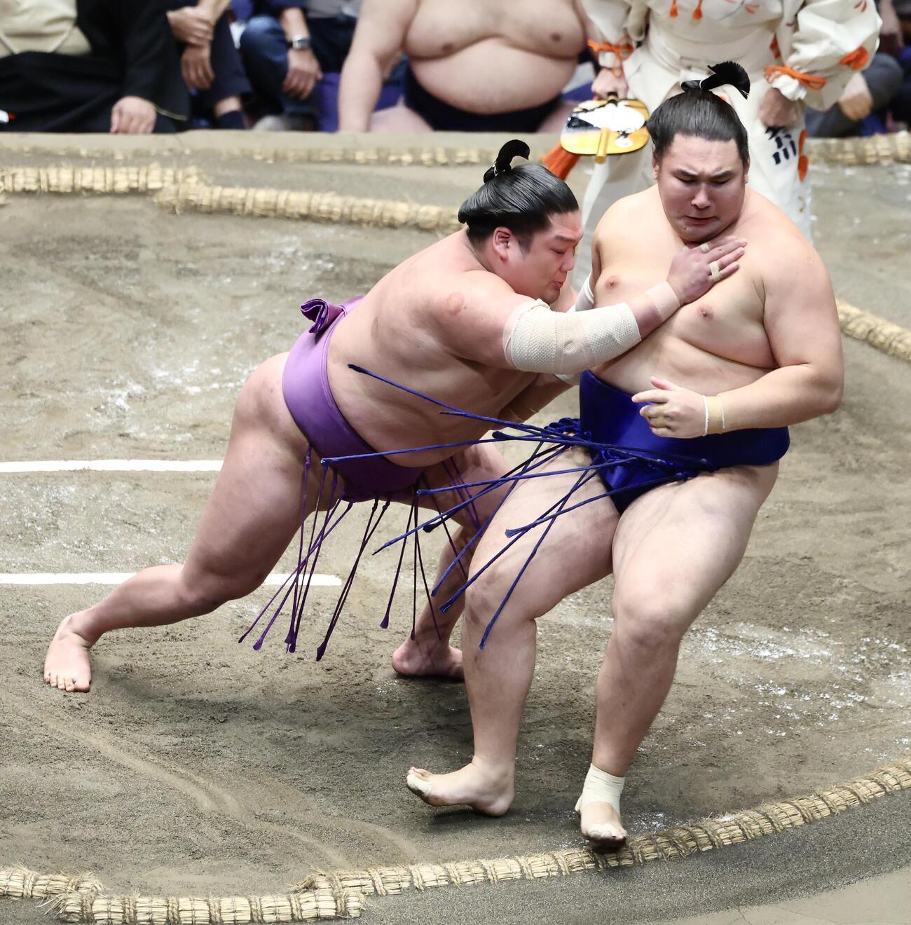 尊富士（左）は欧勝馬を押し倒しで破る（撮影・河田真司）