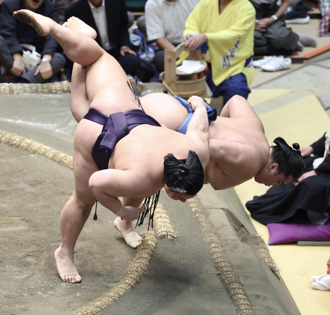 義ノ富士（左）は琴勝峰を上手投げで破る（撮影・河田真司）