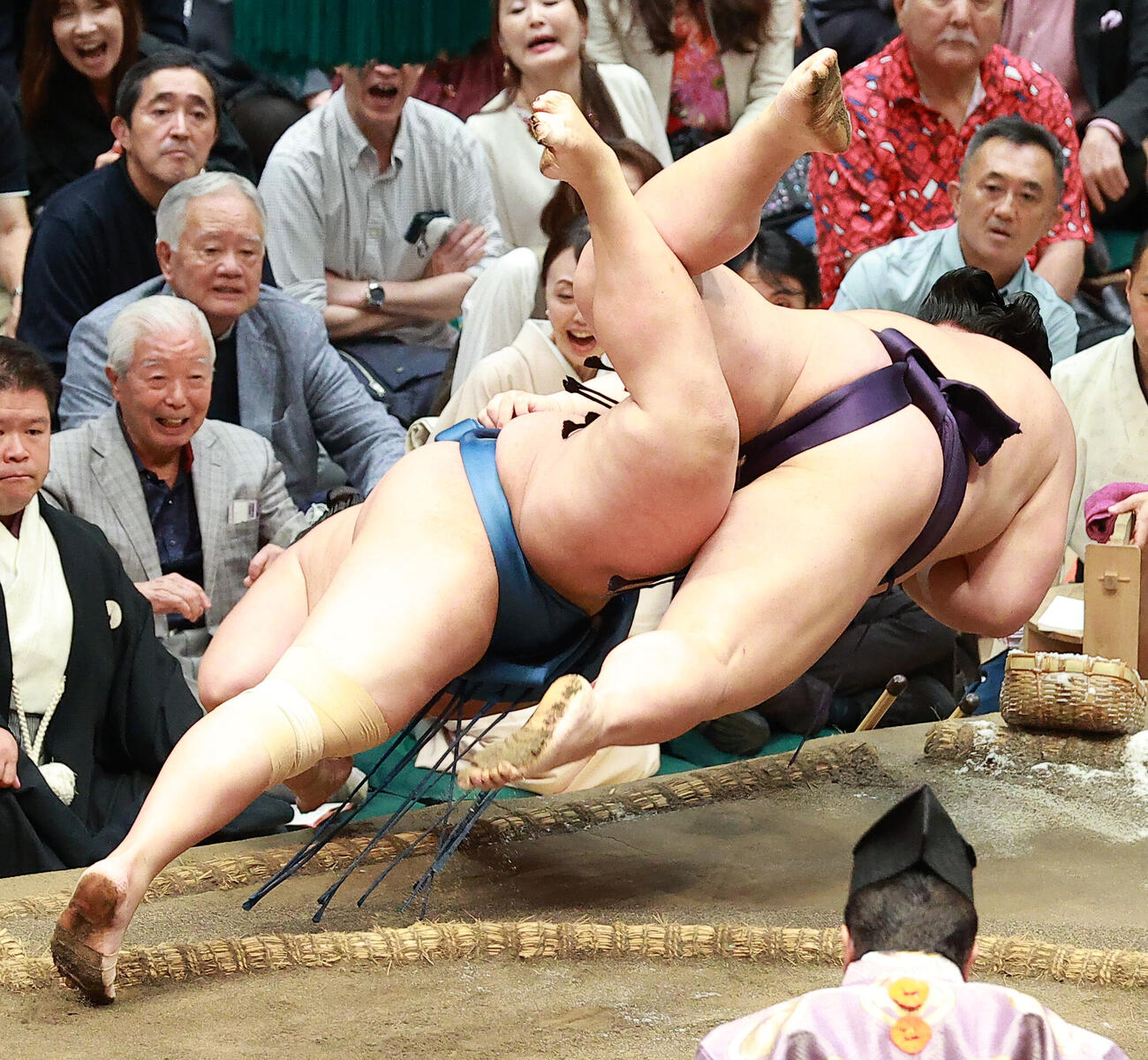 琴勝峰（左）を上手投げで破る義ノ富士（撮影・中島郁夫）