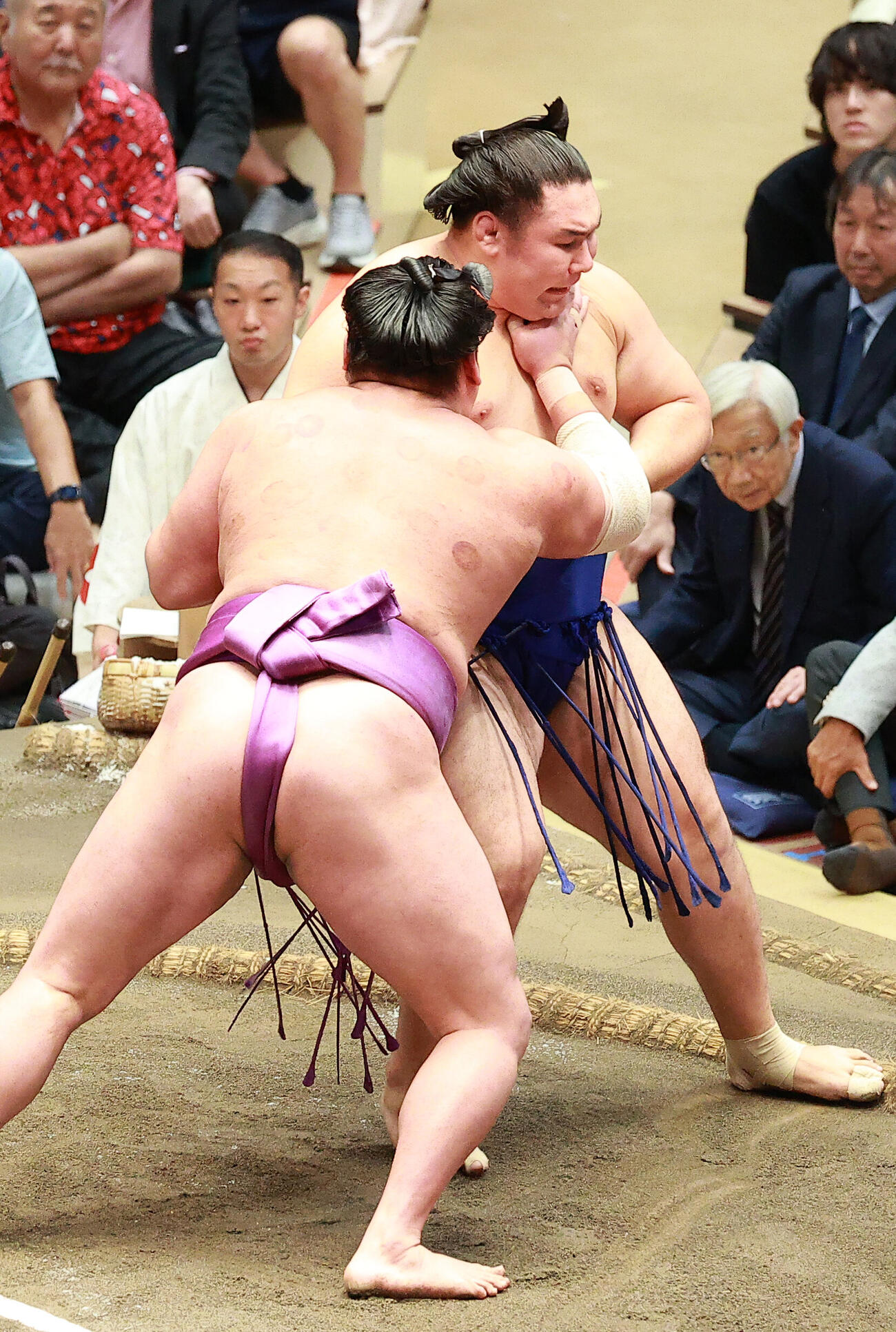 欧勝馬（右）を押し倒しで破る尊富士（撮影・中島郁夫）