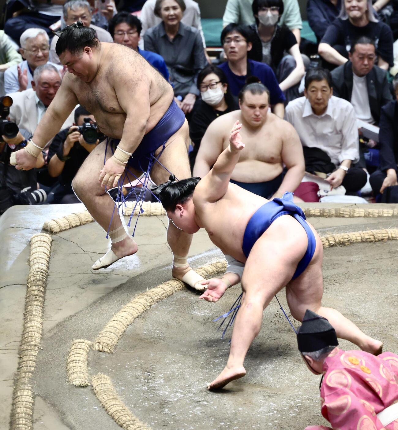 高安（左）を押し出しで破る藤ノ川（撮影・河田真司）