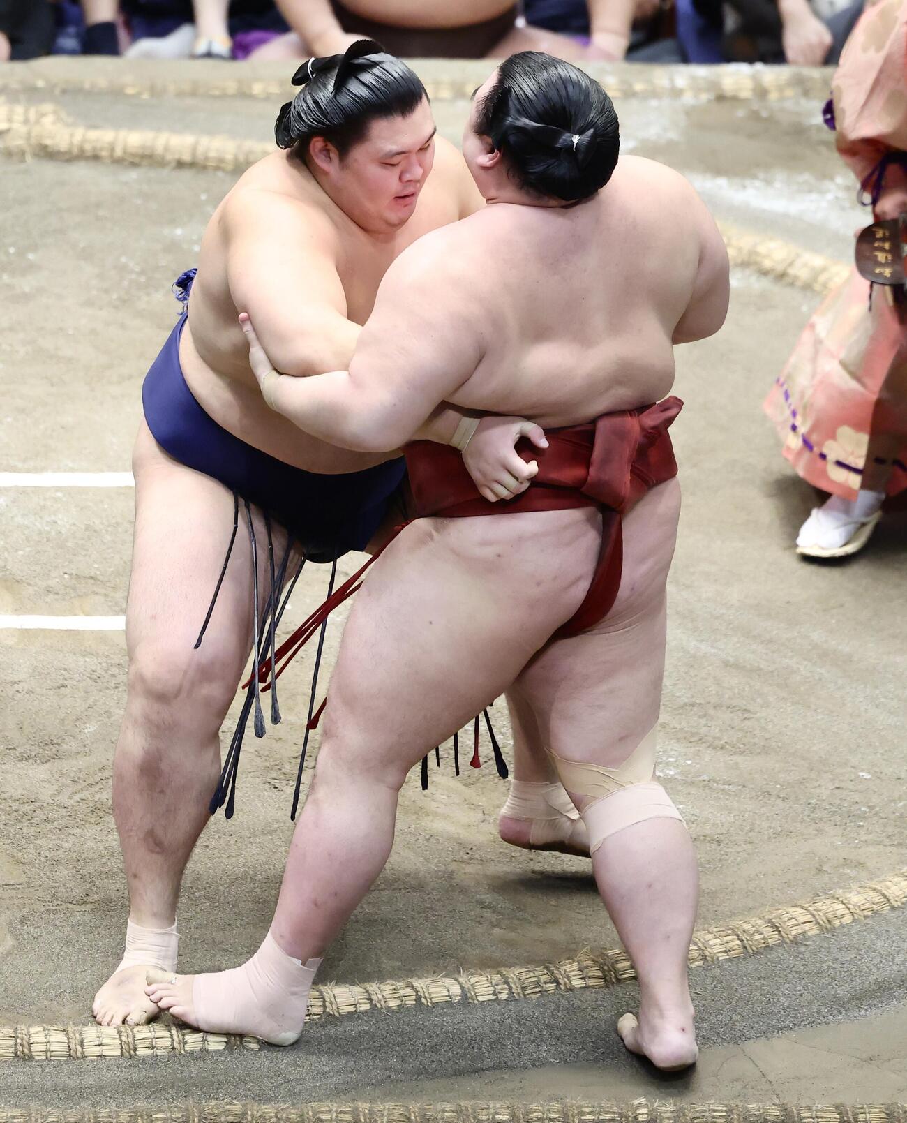 大の里（左）は隆の勝を寄り切りで破る（撮影・河田真司）